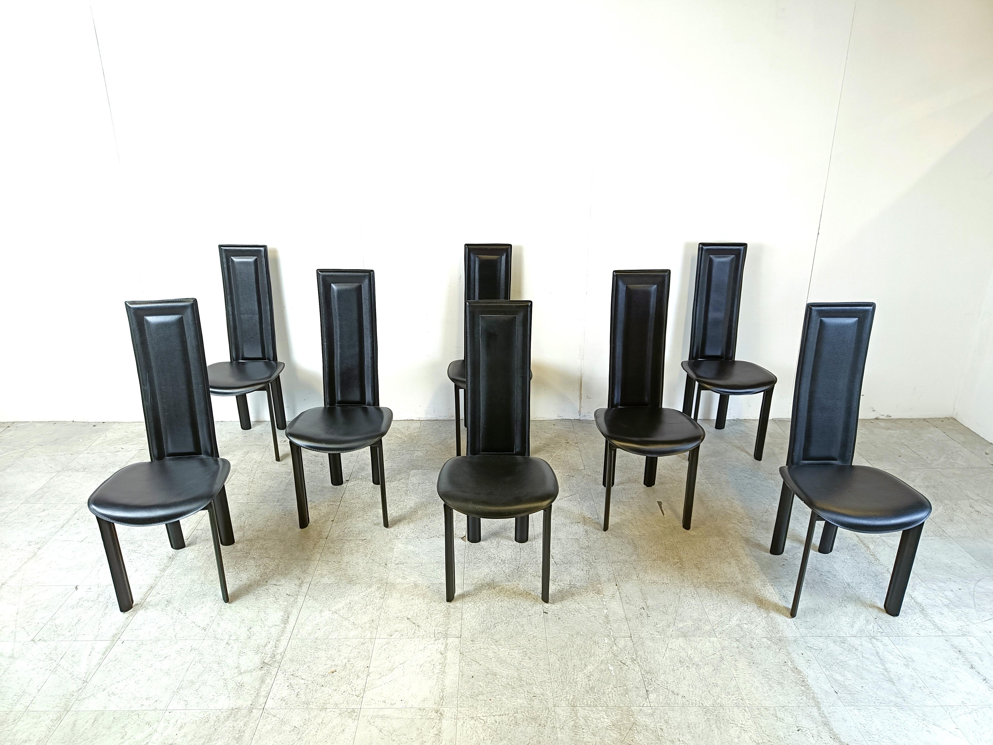 Set of 8 black italian leather high back dining chairs.

beautiful sleek and timeless design.

The chairs are in good condition with minimal wear.

1980s - Italy

Dimensions
height: 110cm/43.30