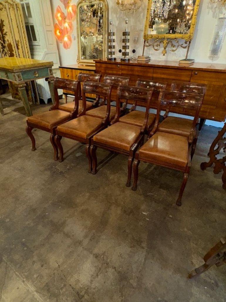 Ensemble de 8 chaises d'appoint italiennes en noyer sculpté et cuir. Circa 1870. Le cuir a une belle patine. 18w x 24d x 33h