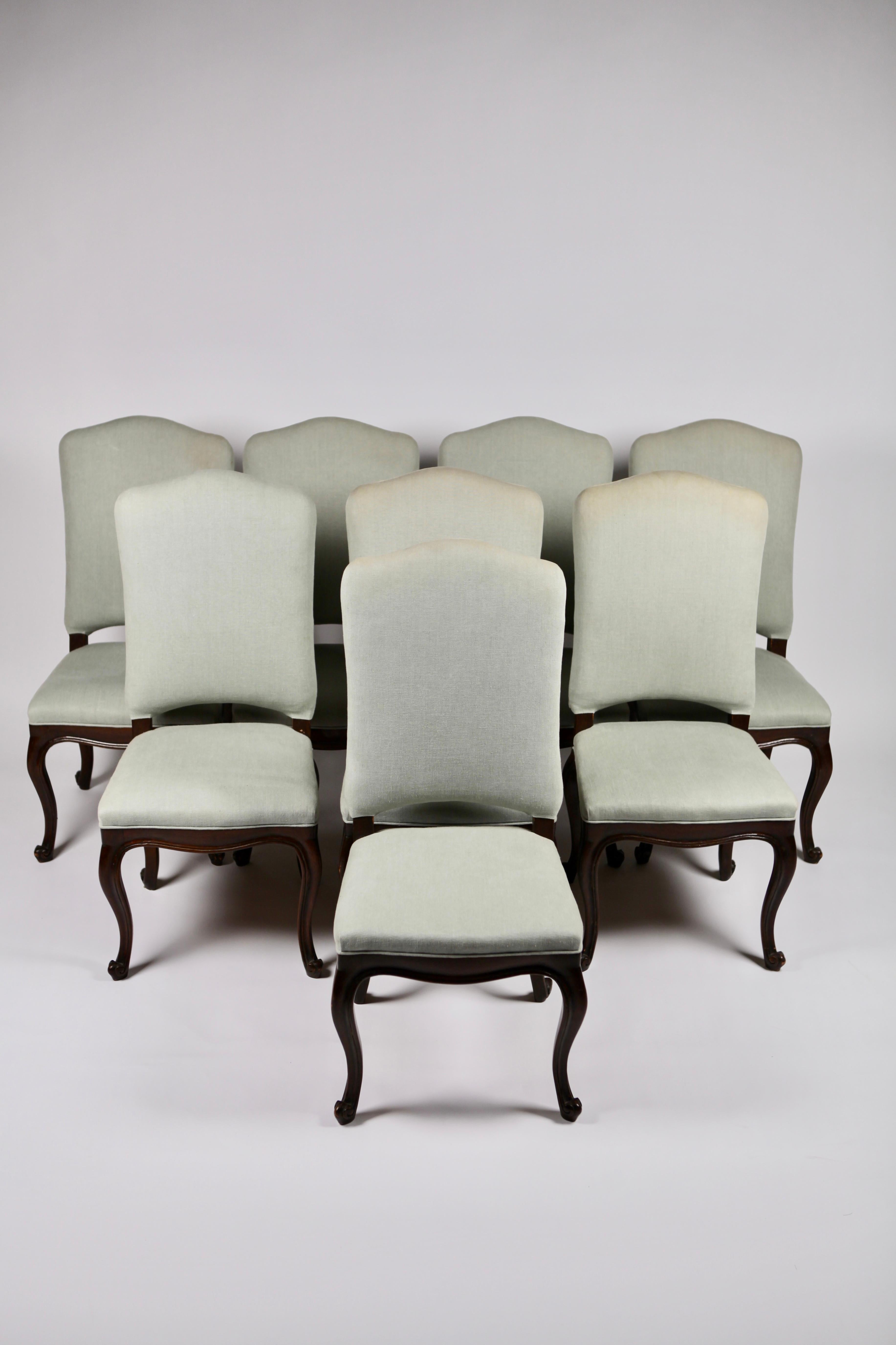 An elegant set of 8 North Italian walnut and Celadon linen upholstered dining chairs, Louis XV style.
Stained walnut.
8 additional seat cushions in the same fabric included, not pictured.
The linen with some signs of usage.
  