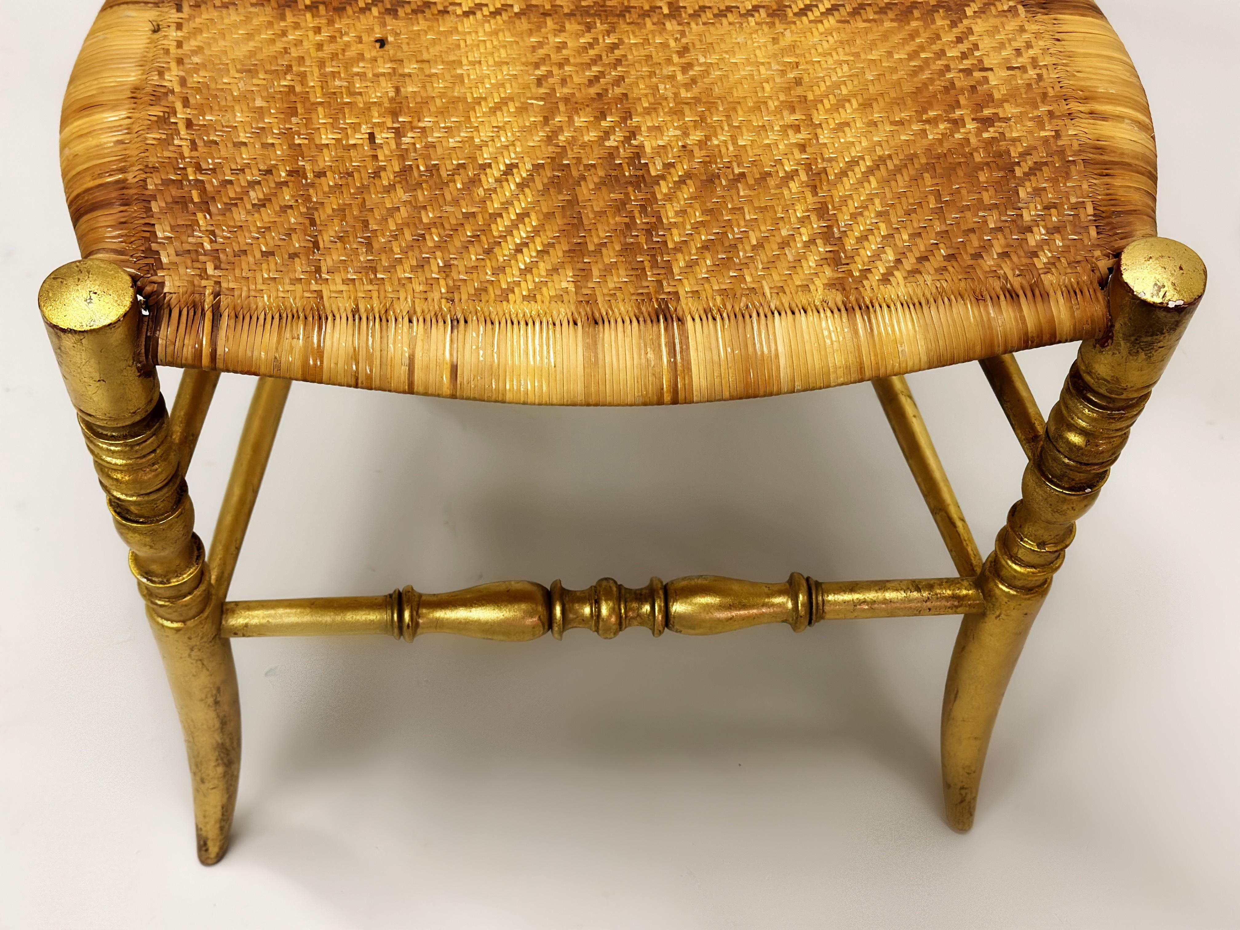 Ensemble de 8 chaises de salle à manger modernes italiennes de style néoclassique en bois doré sculpté et rotin en vente 10