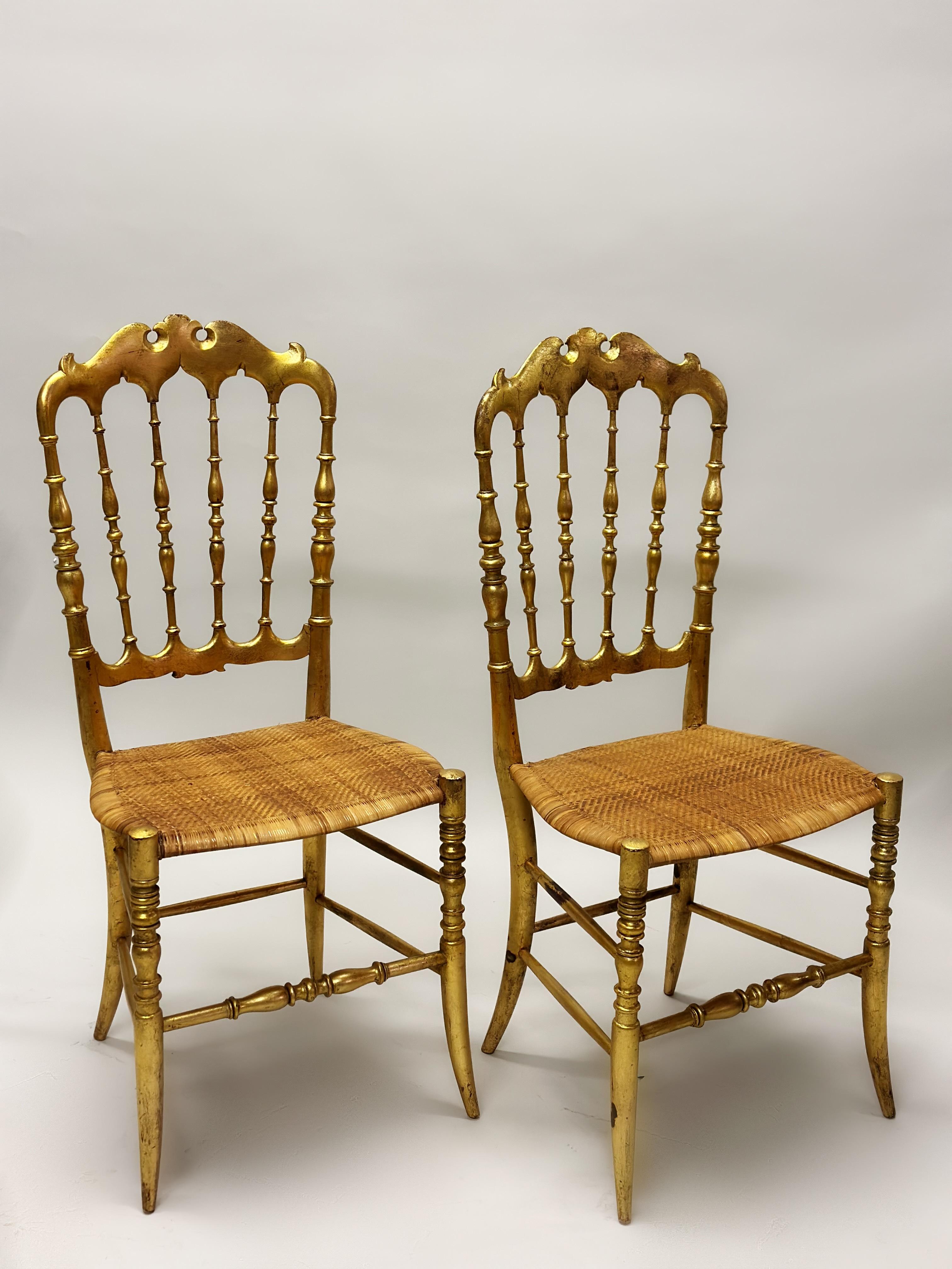 Ensemble de 8 chaises de salle à manger modernes italiennes de style néoclassique en bois doré sculpté et rotin Bon état - En vente à New York, NY