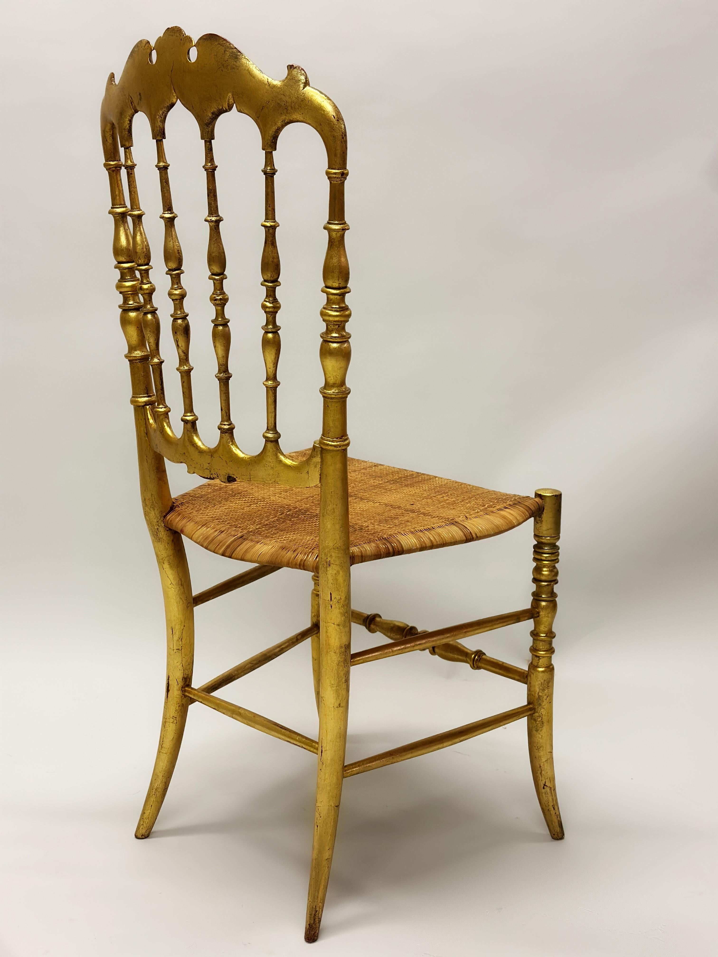 Ensemble de 8 chaises de salle à manger modernes italiennes de style néoclassique en bois doré sculpté et rotin en vente 1