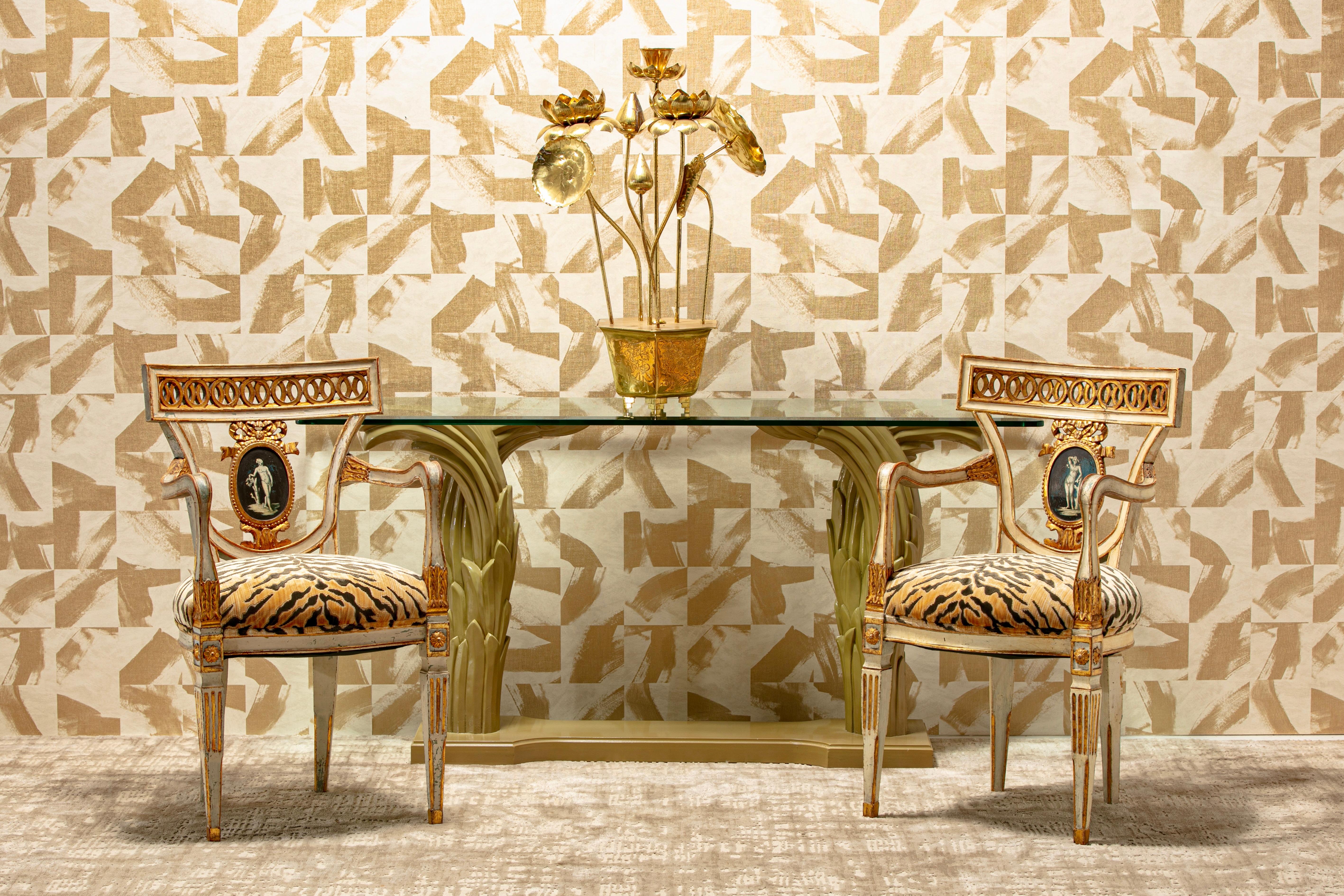 Ensemble de 8 chaises de salle à manger néoclassiques italiennes avec murales peintes et velours tigré en vente 6