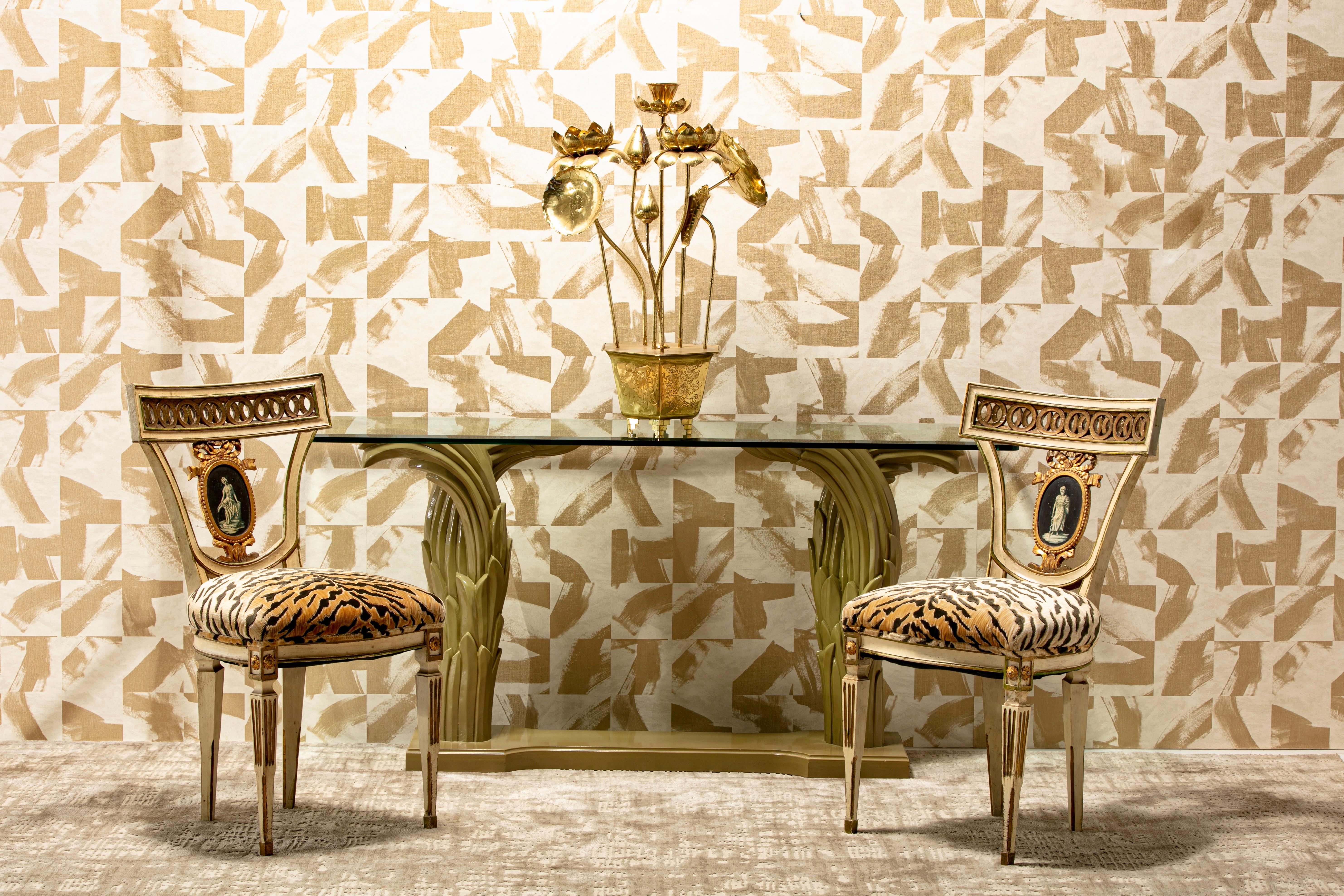 Ensemble de 8 chaises de salle à manger néoclassiques italiennes avec murales peintes et velours tigré en vente 12