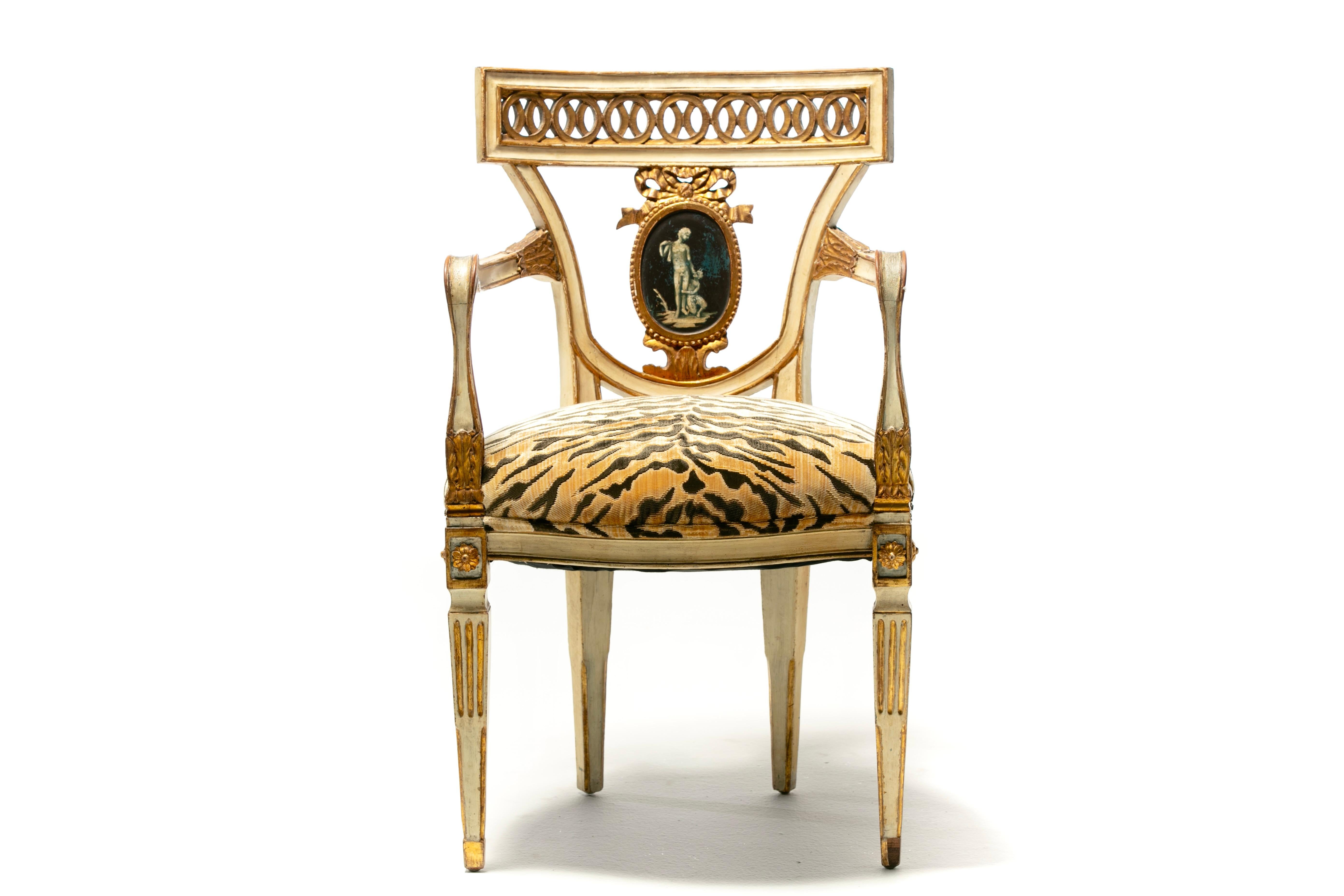 Satz von 8 italienischen neoklassischen Esszimmerstühlen mit gemalten Wandbildern und Tigersamt (Italienisch) im Angebot
