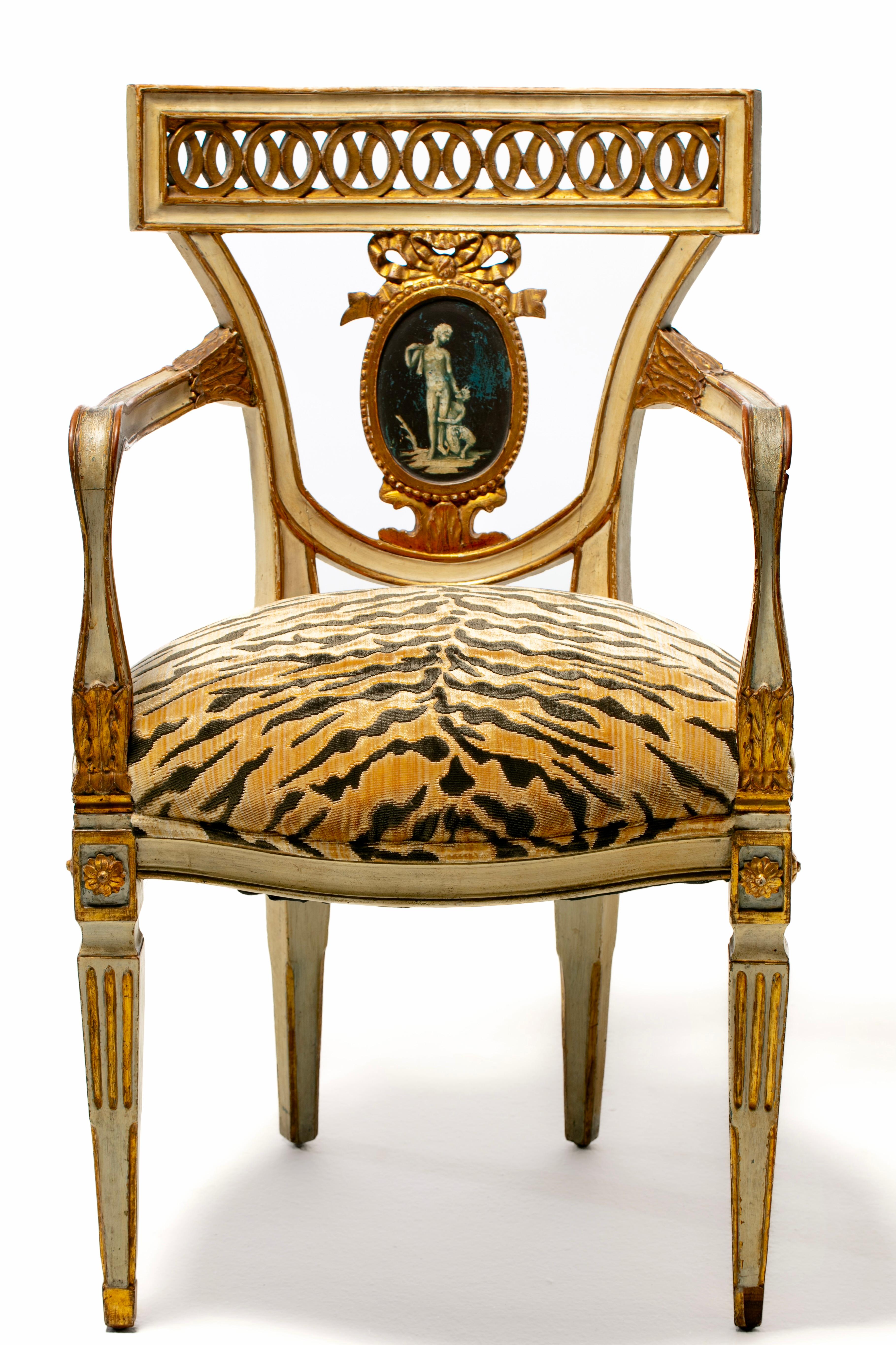 Satz von 8 italienischen neoklassischen Esszimmerstühlen mit gemalten Wandbildern und Tigersamt (Vergoldet) im Angebot