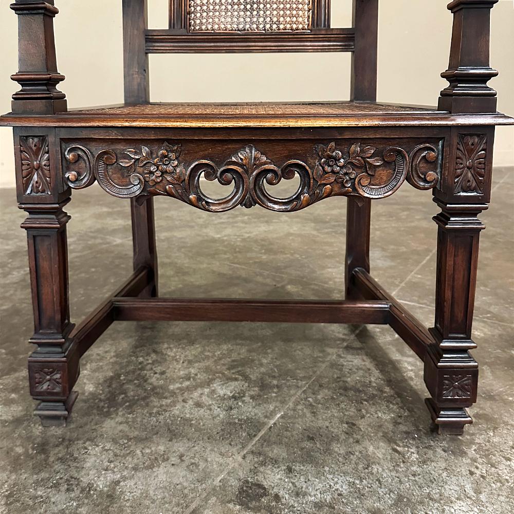 Set di 8 sedie da pranzo neoclassiche in legno di noce con canne, incluse 2 poltrone in vendita 4