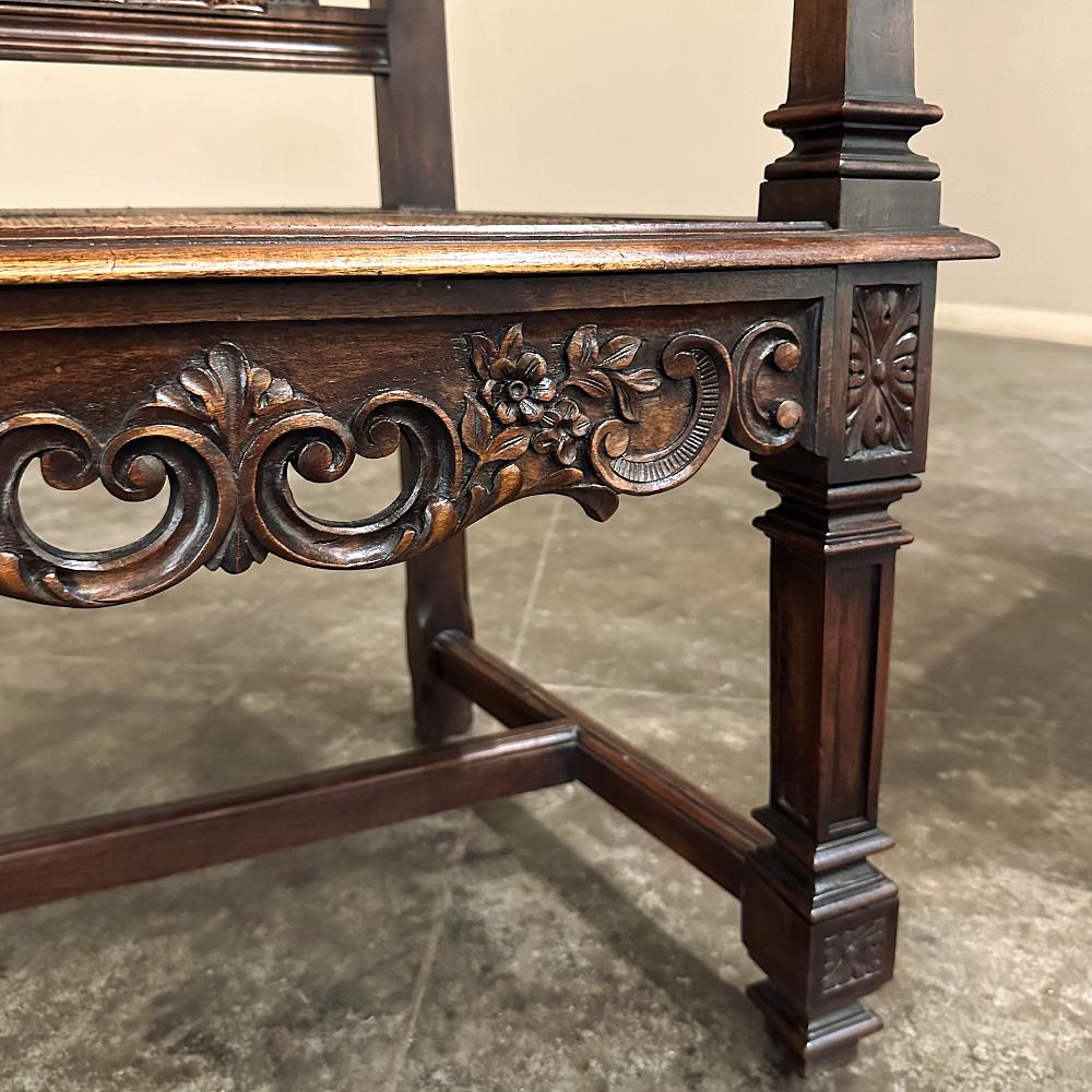 Set di 8 sedie da pranzo neoclassiche in legno di noce con canne, incluse 2 poltrone in vendita 5