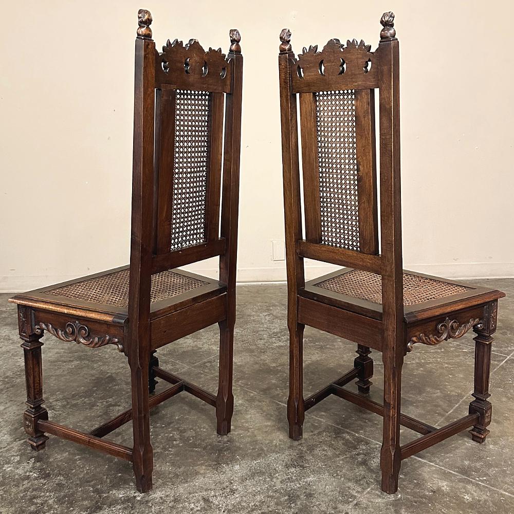 Set di 8 sedie da pranzo neoclassiche in legno di noce con canne, incluse 2 poltrone in vendita 7