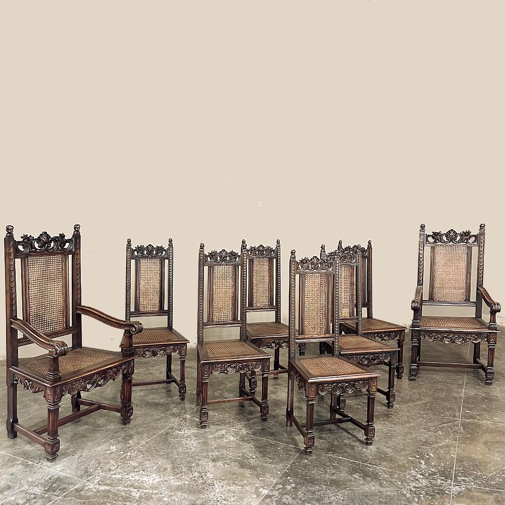 Il set di 8 sedie da pranzo neoclassiche in legno di noce e 2 poltrone è la soluzione perfetta per una cena elegante e confortevole!  I sedili e gli schienali in canna consentono il flusso d'aria e una certa flessibilità e possono essere integrati