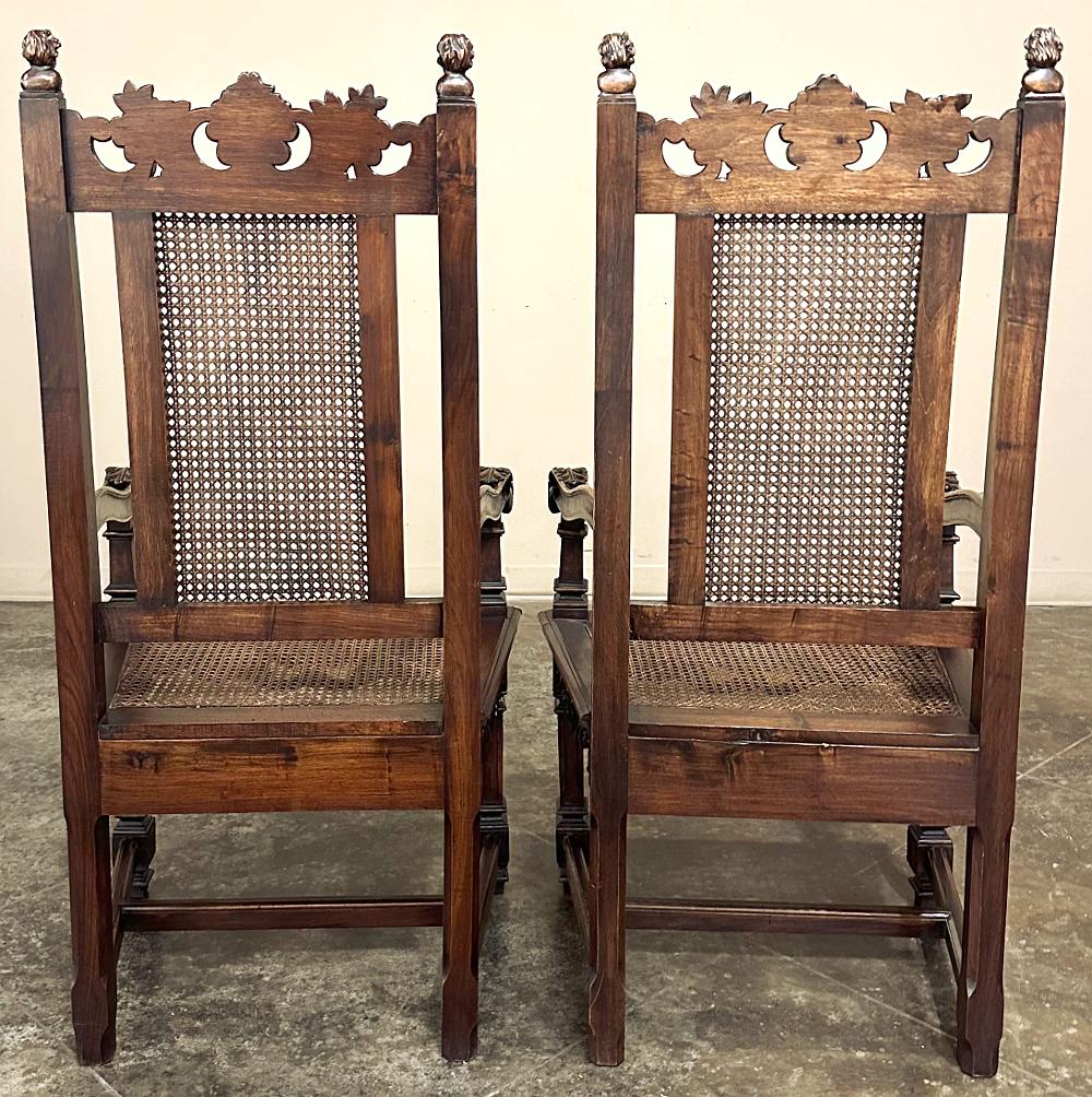 Intagliato a mano Set di 8 sedie da pranzo neoclassiche in legno di noce con canne, incluse 2 poltrone in vendita