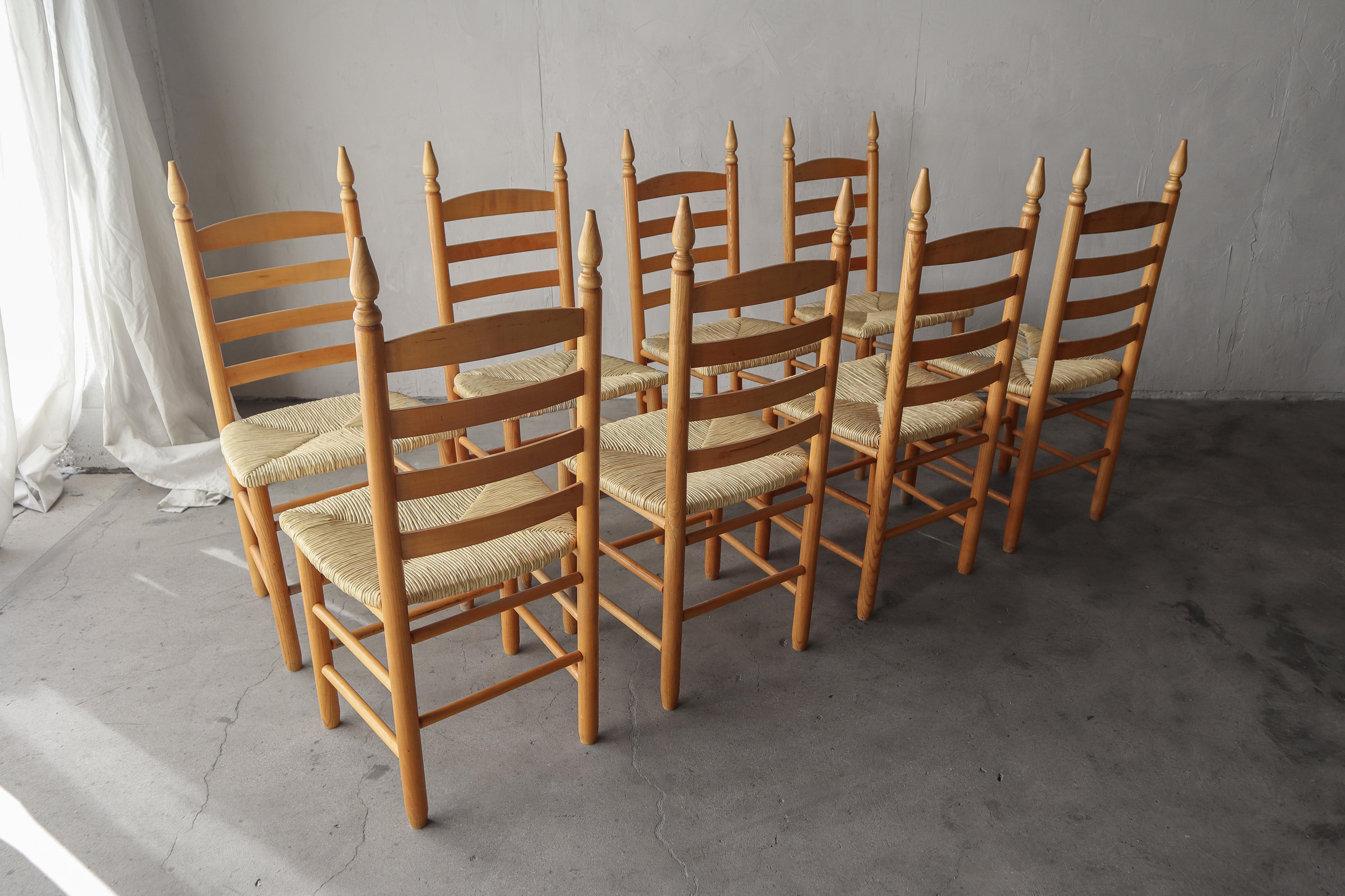 Bel set di 8 sedie da pranzo in giunco e pino italiano.  Bellissimo design minimalista.

Le sedie sono in ottime condizioni generali, con un'usura minima dovuta all'uso. La giunca originale è in ottima forma.









