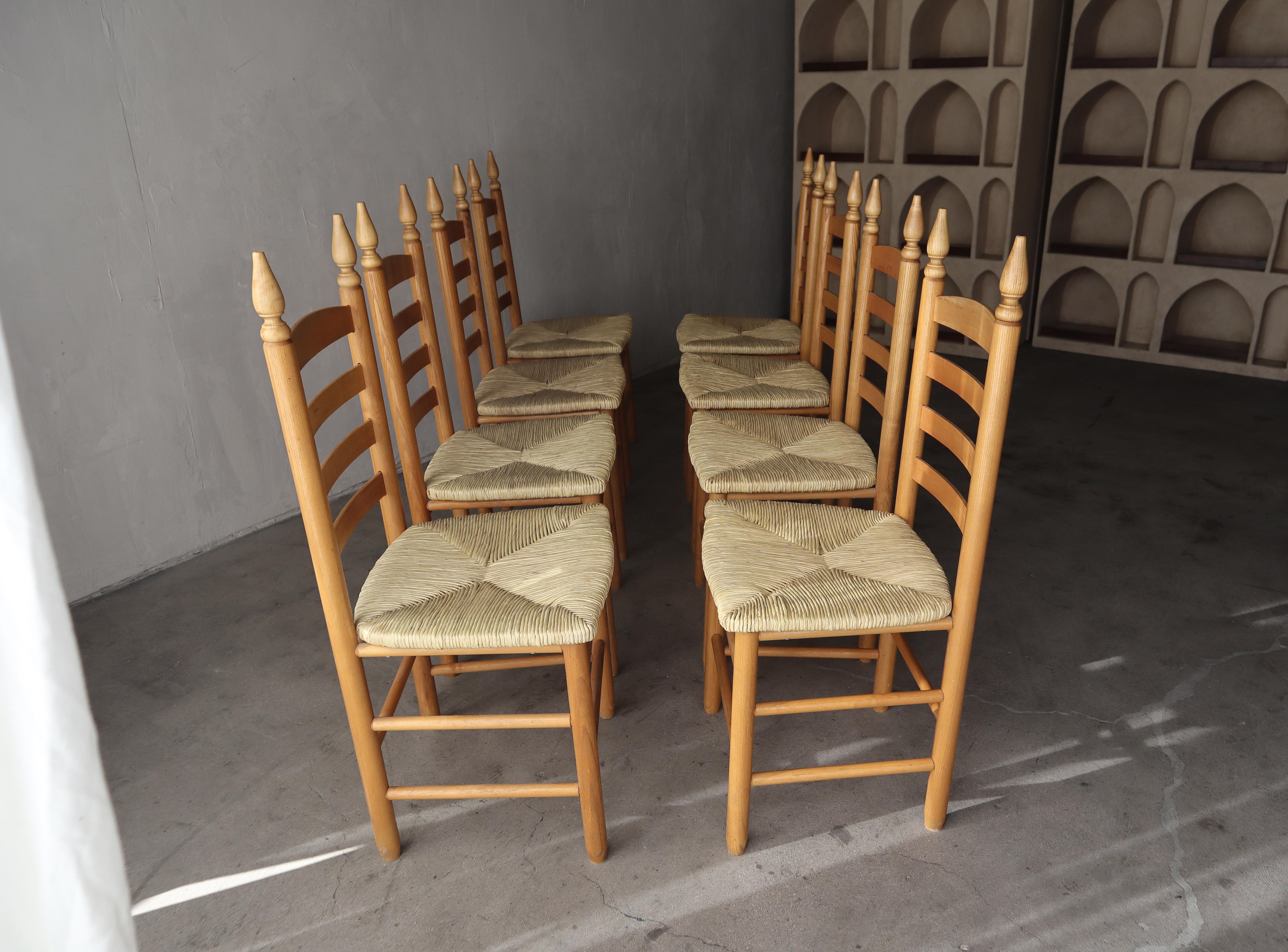 Minimalismo Set di 8 sedie da pranzo in pino italiano e giunco con schienale a scaletta in vendita