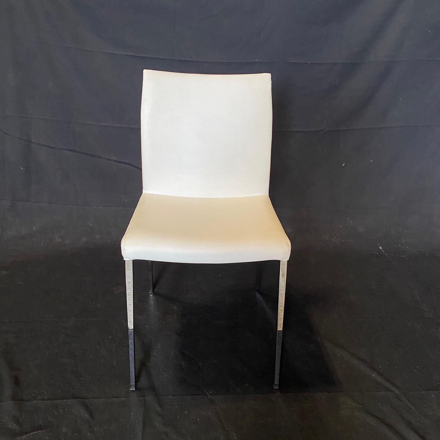 Chaises de salle à manger en cuir blanc vintage, élégantes et glamour, de Cattelan Italie. Confortable avec un cuir joliment cousu. Les chaises sont magnifiquement conçues et fabriquées à partir de matériaux de qualité. Les pieds chromés sont fins