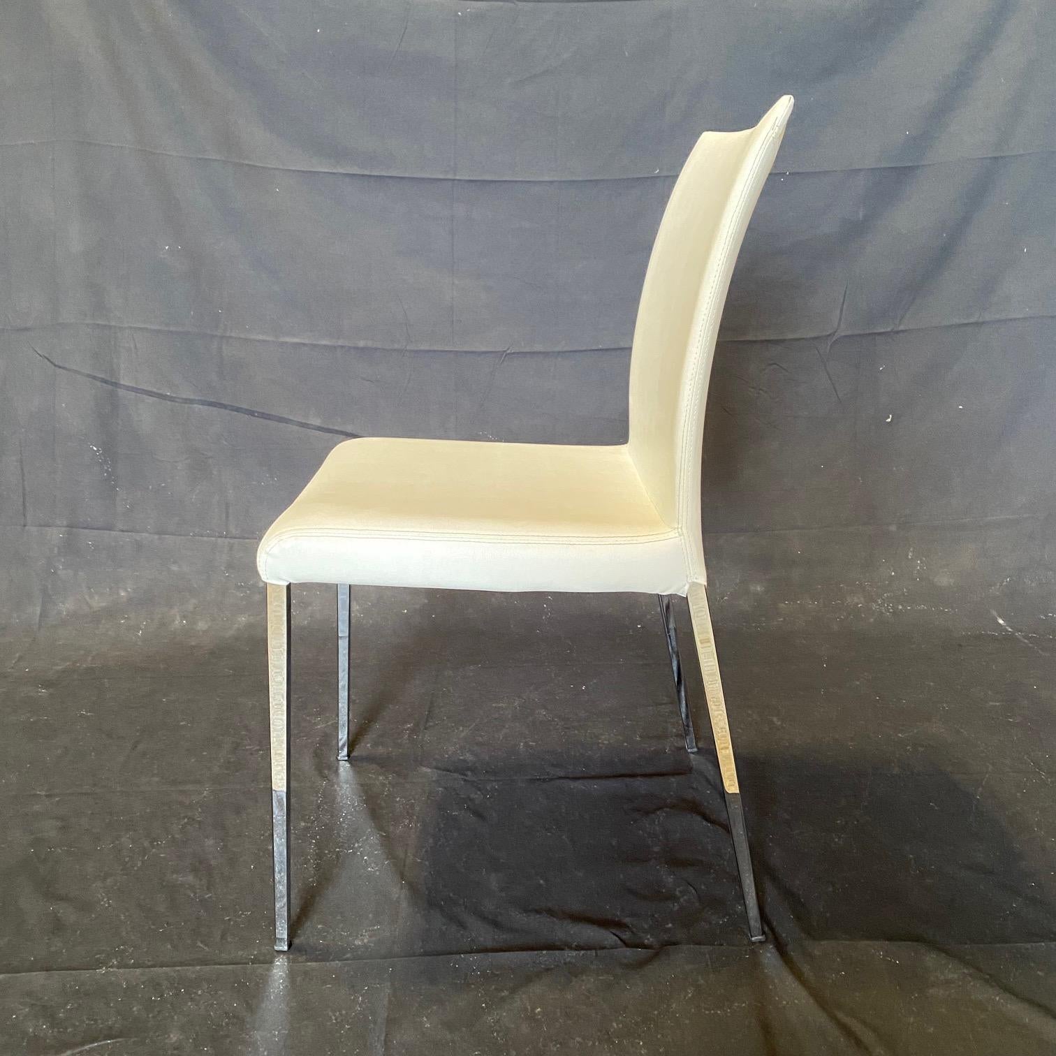 Postmoderne Ensemble de 8 chaises de salle à manger italiennes post-modernes en cuir blanc par Cattelan Italia en vente