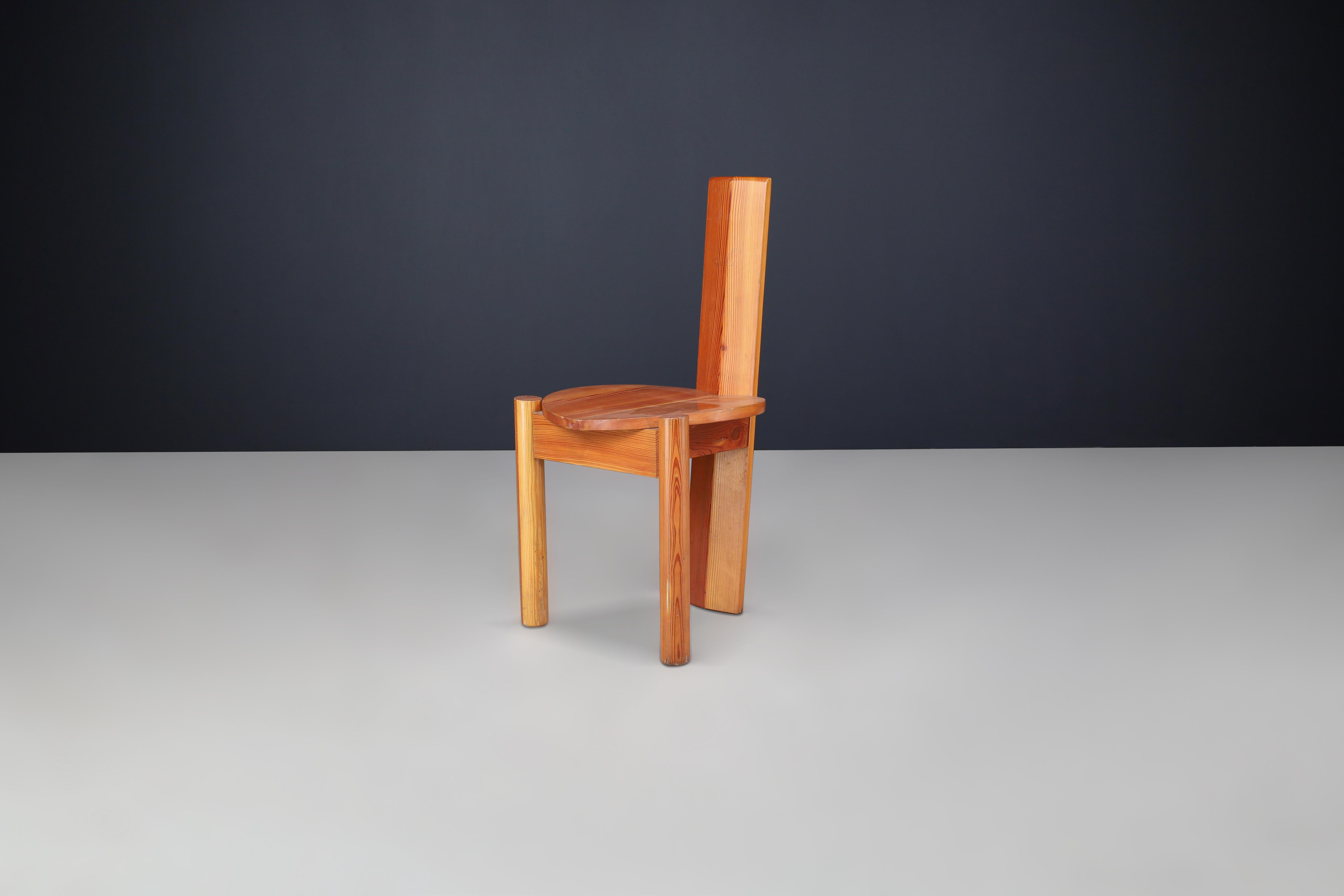 Set of 8 Italian Postmodern Sculptural Pine Dining Chairs, 1970s

A bold and sculptural set of eight dining chairs from Italy, crafted in the 1970s in the spirit of Postmodern design. Made from solid pine, these chairs merge geometric clarity with