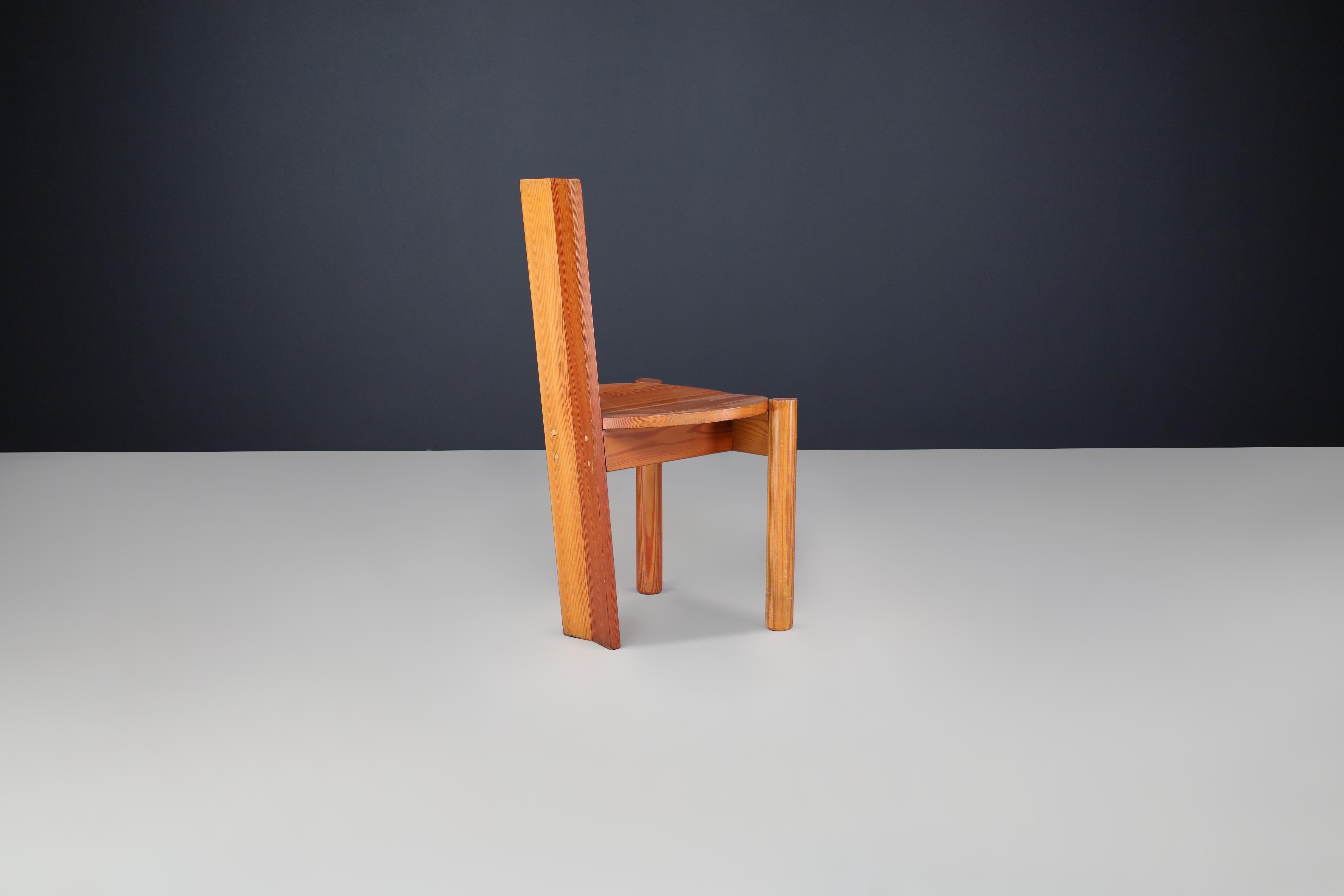 Italiano Set of 8 Italian Postmodern Sculptural Pine Dining Chairs, 1970s in vendita