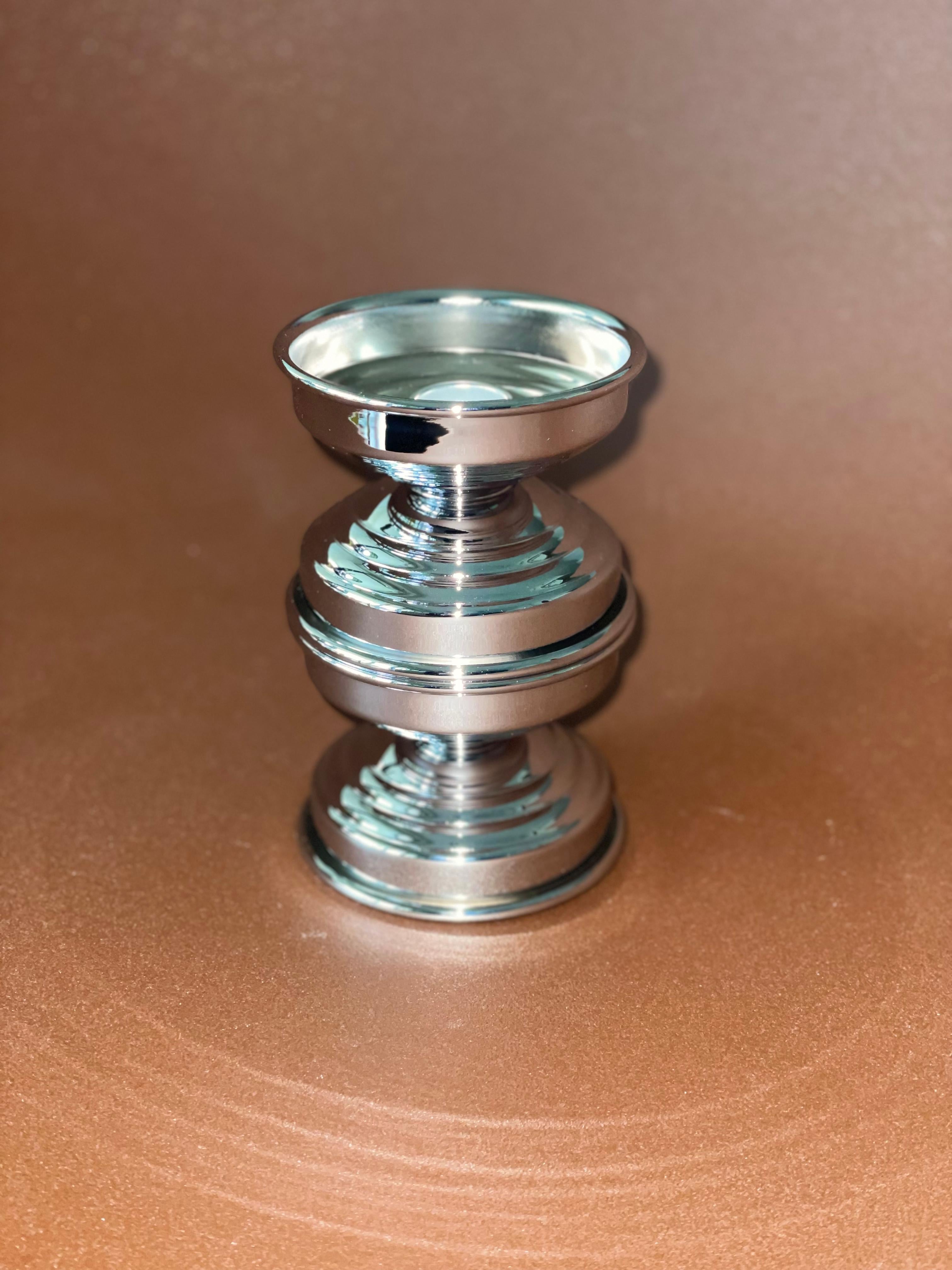 Set di 8 candelabri italiani in ottone placcato argento, design modernista anni '80 in vendita 4