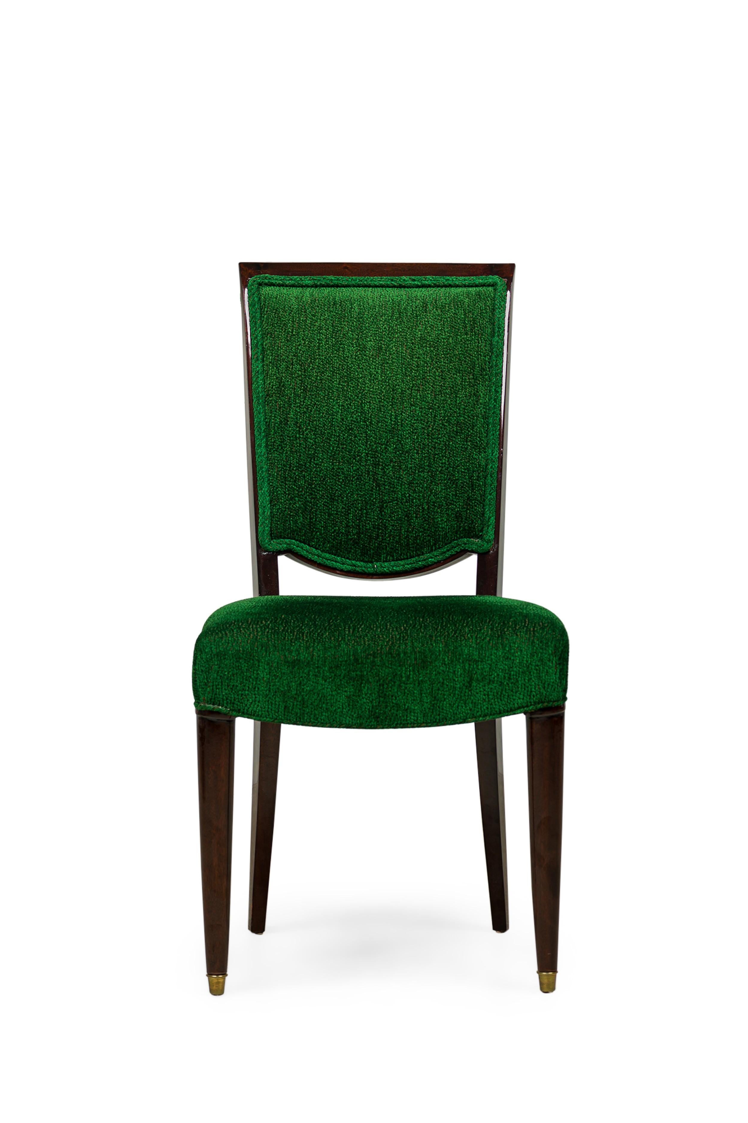 SET von 8 französischen Art Deco Esszimmerstühlen mit grüner Polsterung und mit Scroll Beinen mit vergoldeten Messing Sabots. (JULES LELEU)(PREIS ALS SET)
