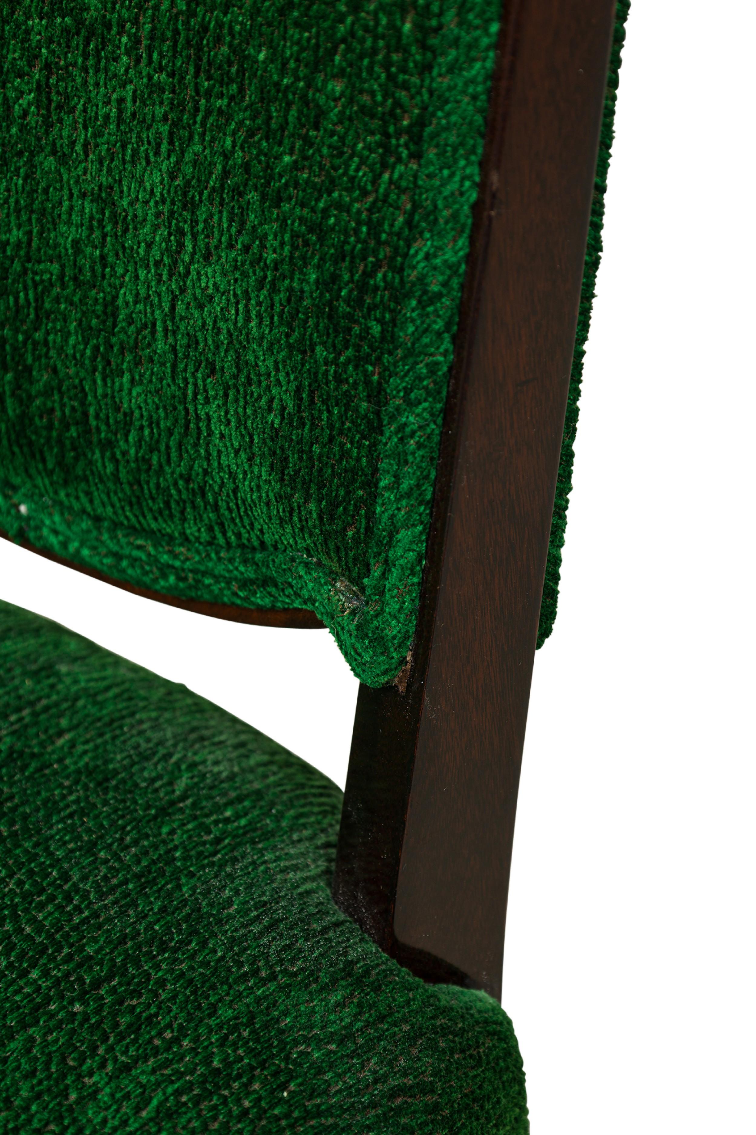 Satz von 8 Jules Leleu Französischen Art-déco-Ess-/Beistellstühlen aus grünem Stoff im Angebot 3