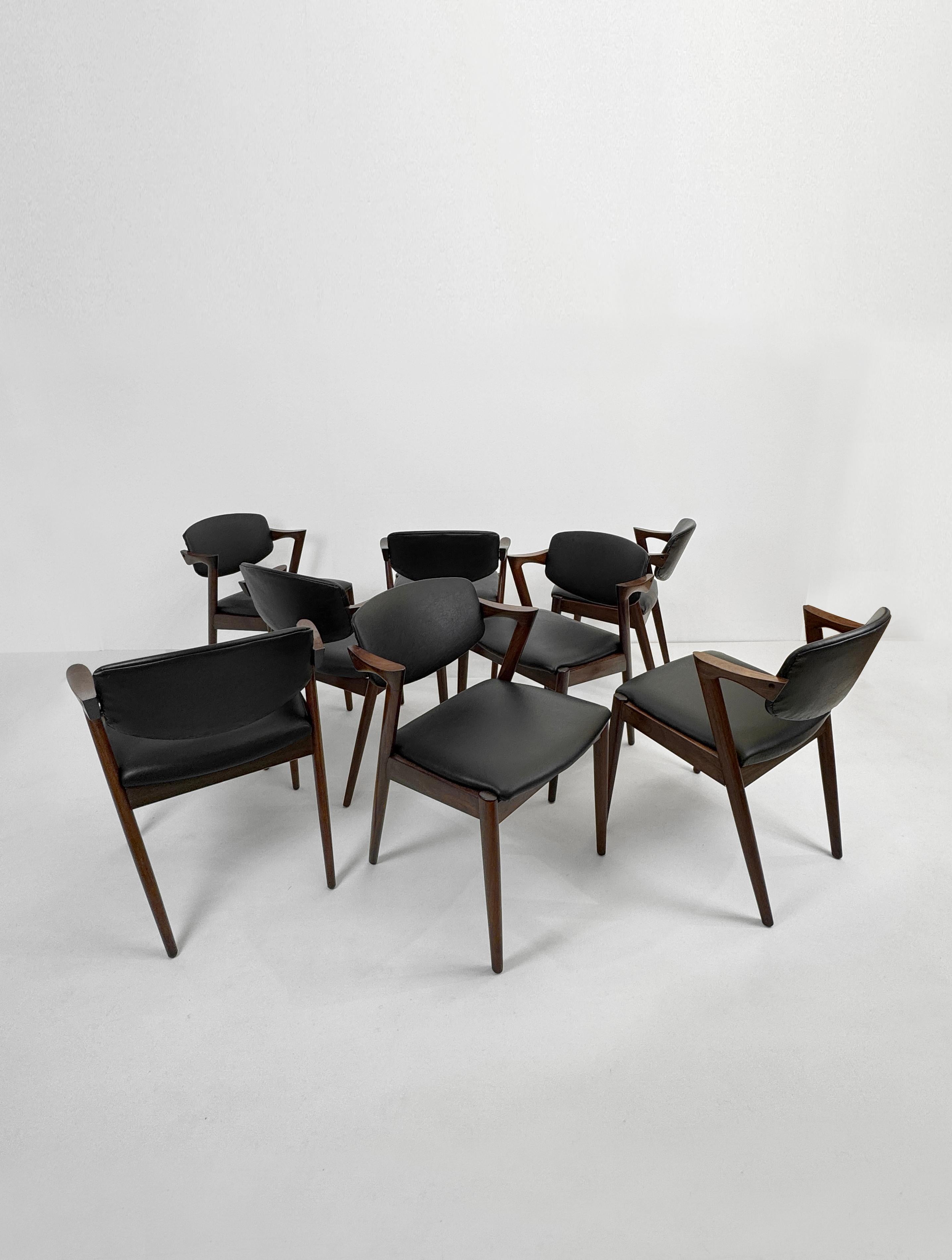 Mid-Century moderno Set di 8 sedie da pranzo Kai Kristiansen Modello 42 in palissandro e similpelle, Danimarca in vendita