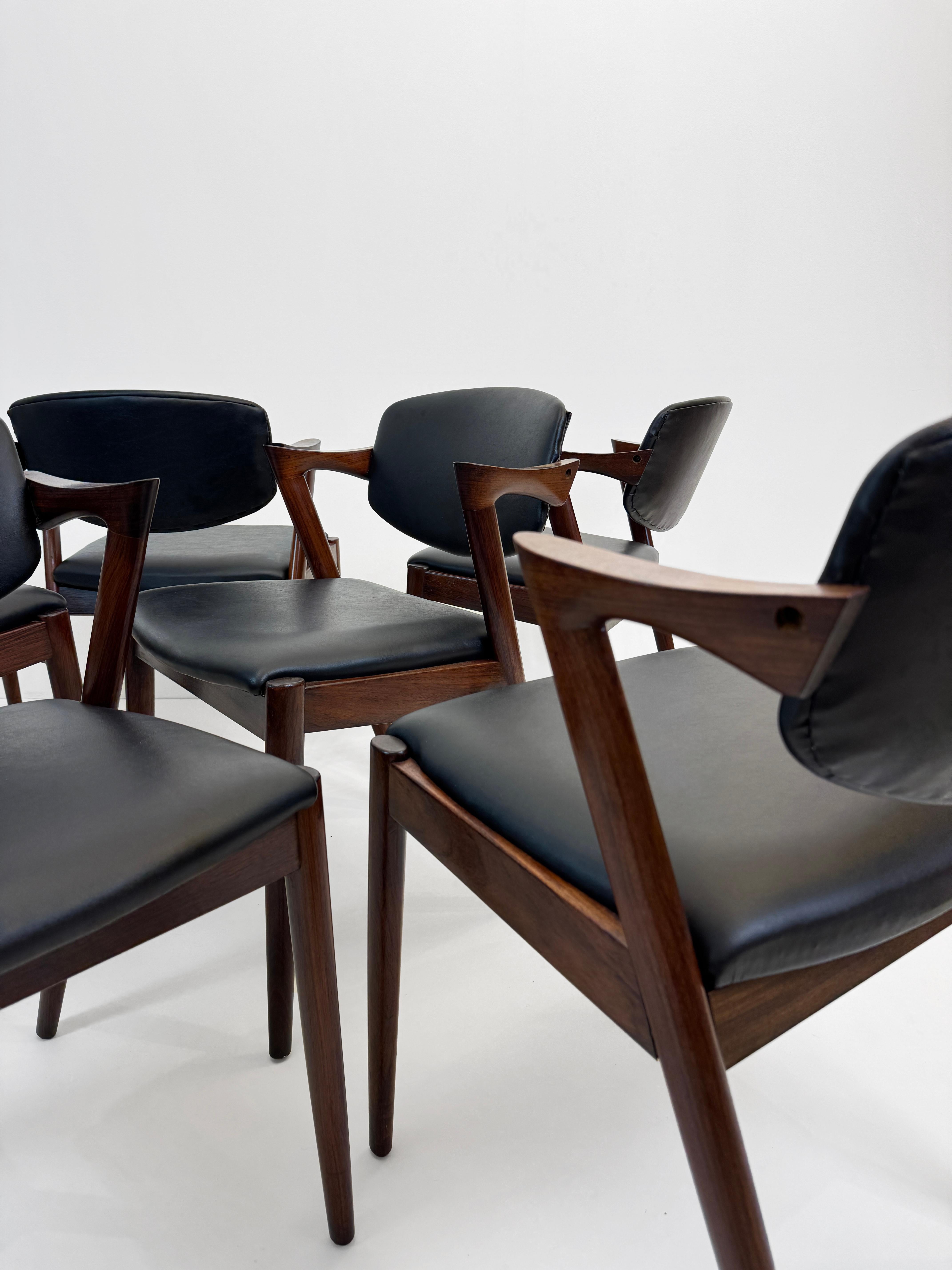 Materiale sintetico Set di 8 sedie da pranzo Kai Kristiansen Modello 42 in palissandro e similpelle, Danimarca in vendita