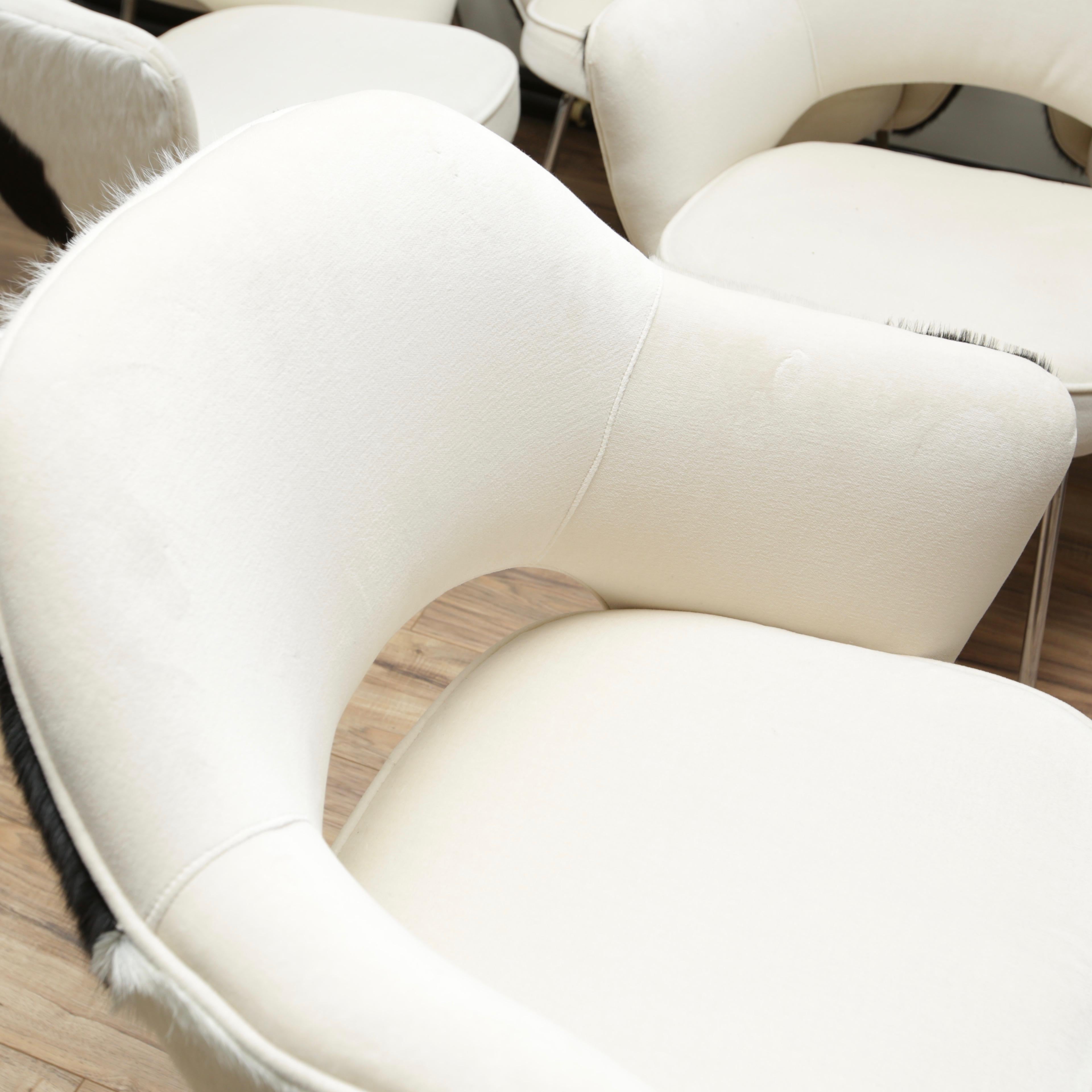 Nice set of 8 Knoll executive chairs in a mix of cowhide and cotton linen.