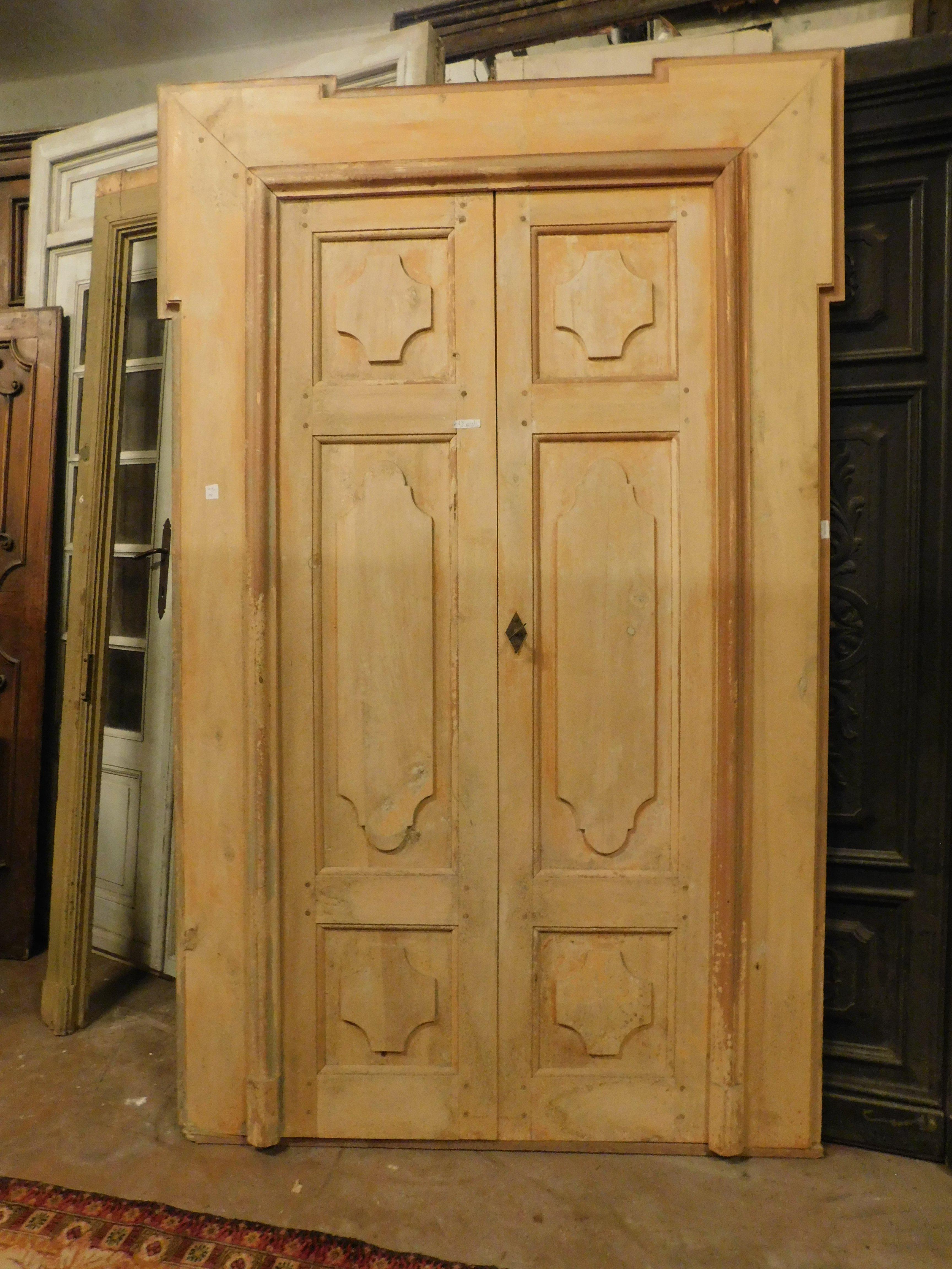 set of 8 lacquered poplar double doors with original frame, Italy In Good Condition For Sale In Cuneo, Italy (CN)