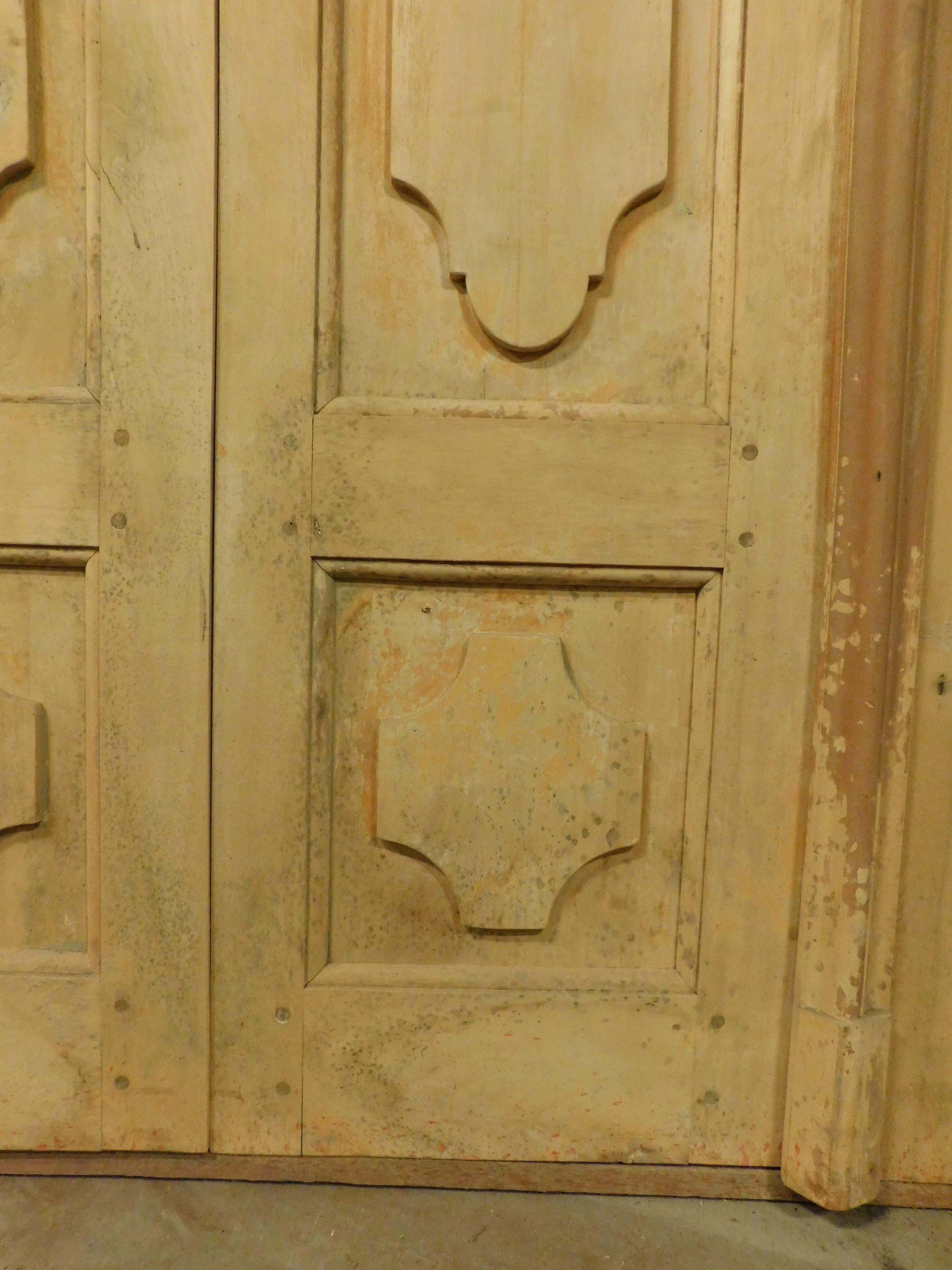 Satz von 8 lackierten Pappelholz-Doppeltüren mit Originalrahmen, Italien im Angebot 1