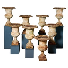 Ensemble de 8 grandes urnes Campana de jardin en fonte récupérée
