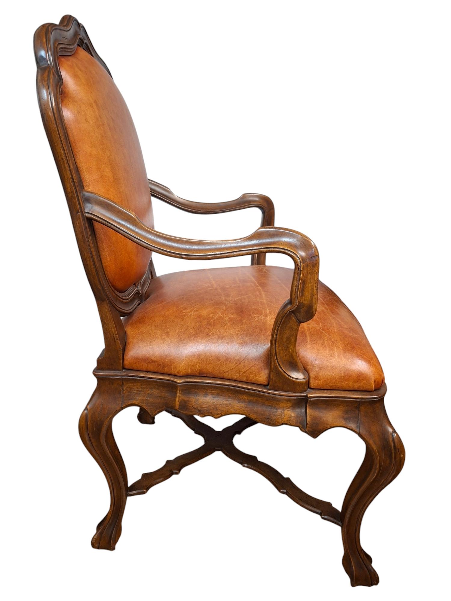 Ensemble de 8 grands fauteuils en noyer de style vénitien par Therien Studio Workshops en vente 4