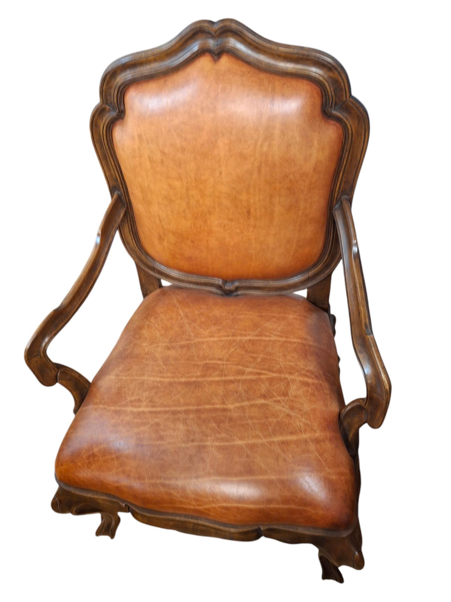 Ensemble de 8 grands fauteuils en noyer de style vénitien par Therien Studio Workshops Bon état - En vente à San Francisco, CA
