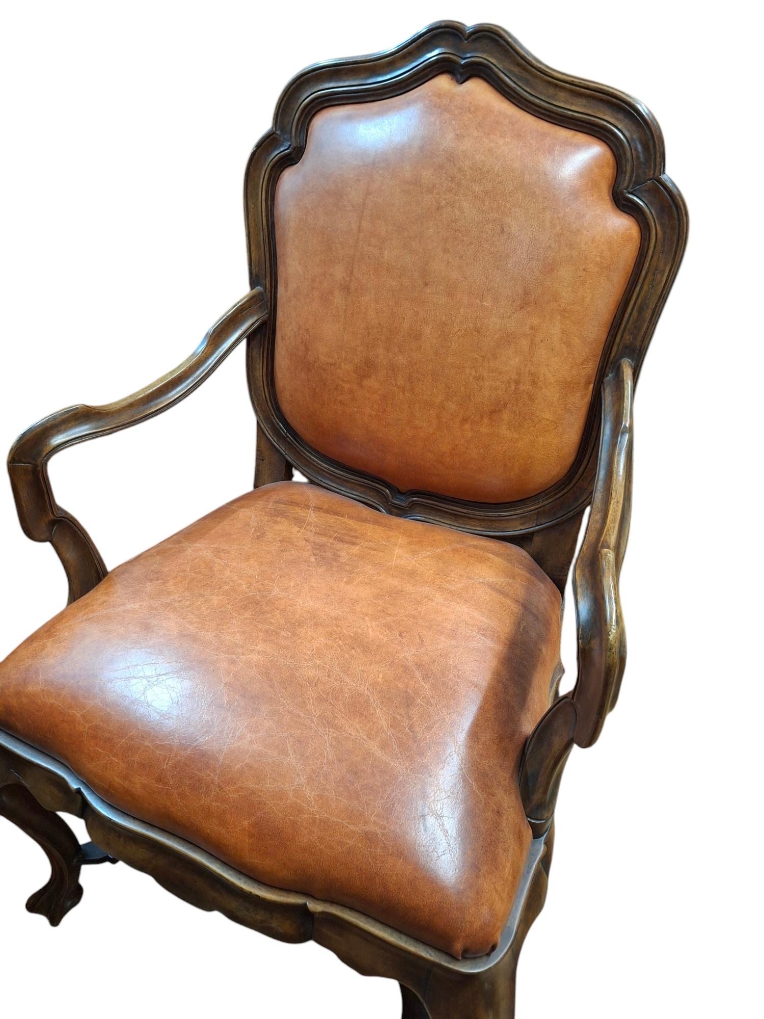Cuir Ensemble de 8 grands fauteuils en noyer de style vénitien par Therien Studio Workshops en vente