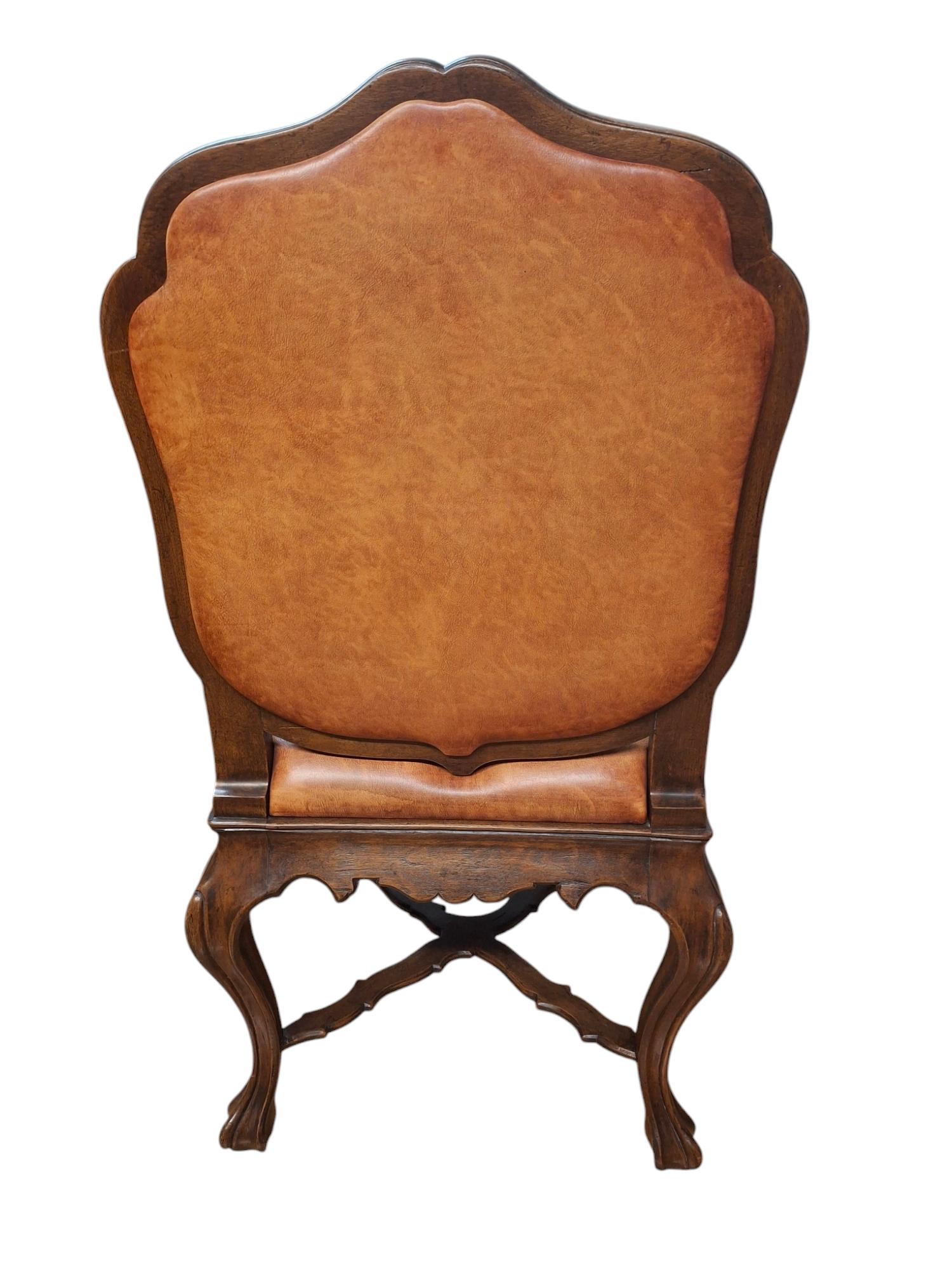 Ensemble de 8 grands fauteuils en noyer de style vénitien par Therien Studio Workshops en vente 2