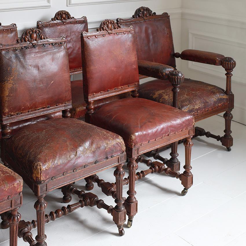 Set di 8 sedie da pranzo in pelle e quercia scozzese di fine Ottocento In condizioni discrete in vendita a London, GB