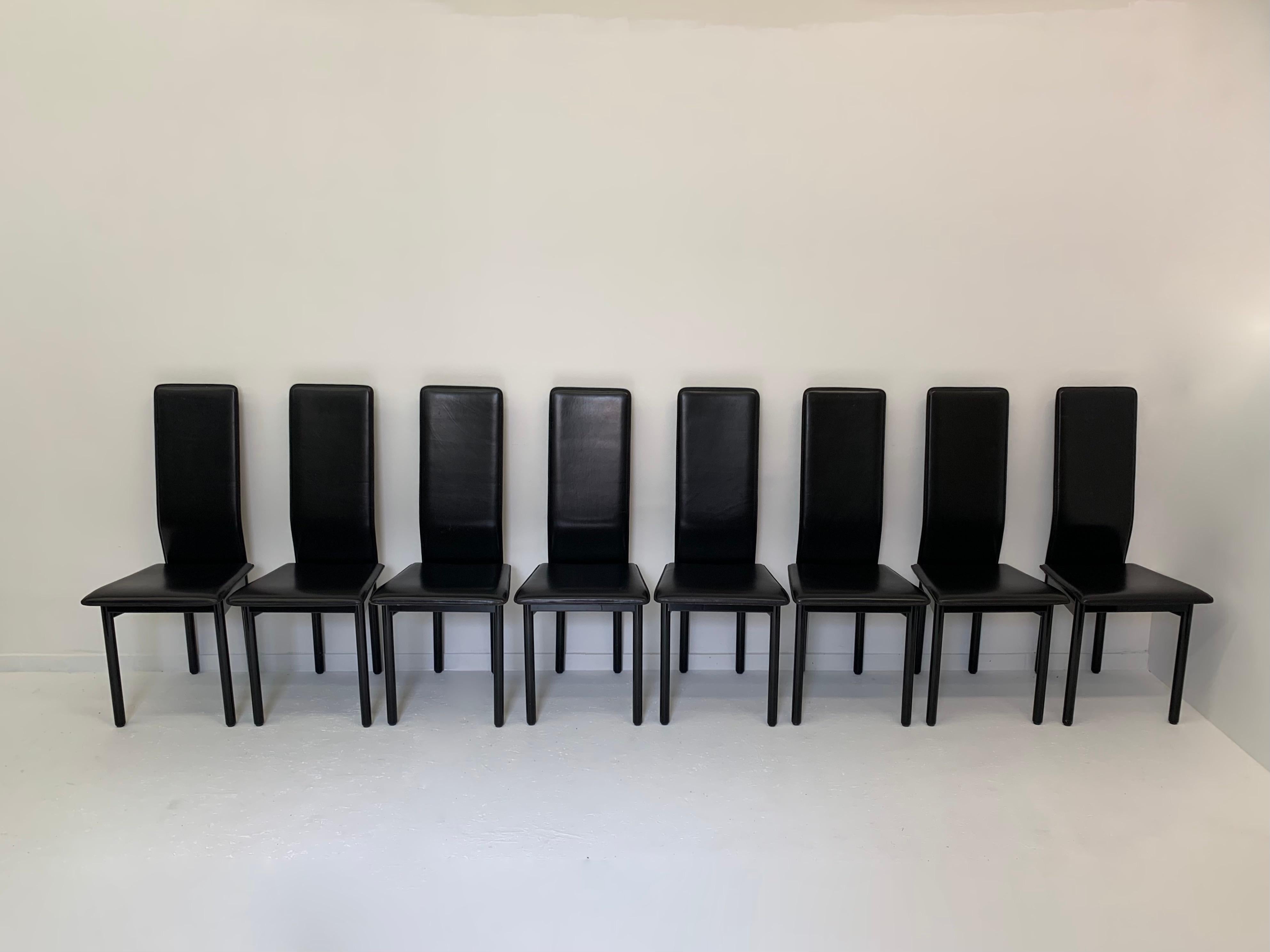 Mid-Century Modern Ensemble de 8 chaises italiennes en cuir Pozzi, années 1980 en vente