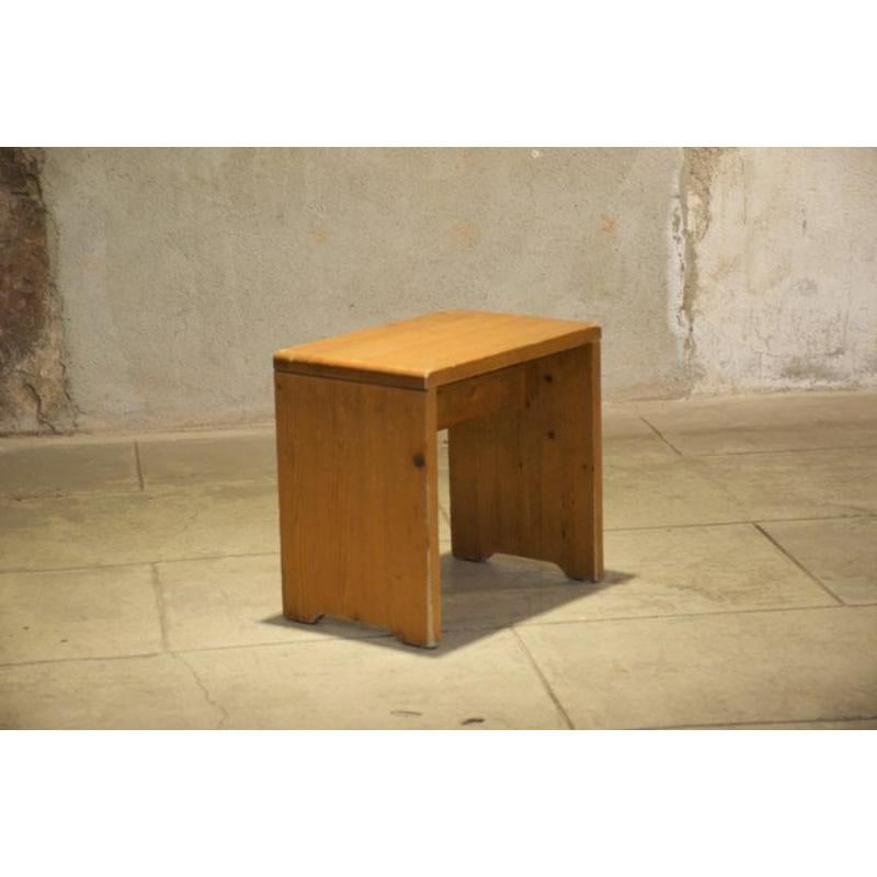 Les Arcs 1600 Stools by Charlotte Perriand Set of 8

Vintage Design
Interior stool by designer Charlotte Perriand.

Additional information:
Materials: Wood
Color: Brown
Design Period: 1950 to 1959
Year: 1950
Country of Manufacture: