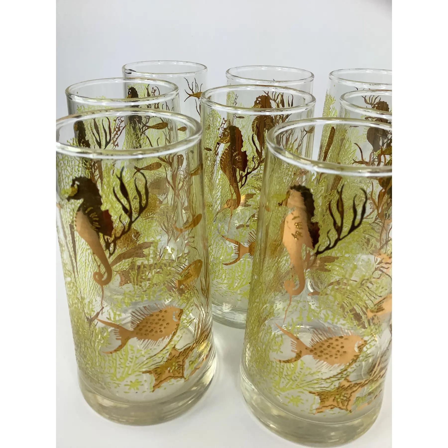 Juego de 8 vasos altos vintage Libbey Sea Life con diseño verde en relieve y caballitos de mar y peces dorados en una escena oceánica submarina. Los vasos son cónicos y miden 5 cm de diámetro en la parte superior y 5 cm en la inferior. Miden 5 1/4