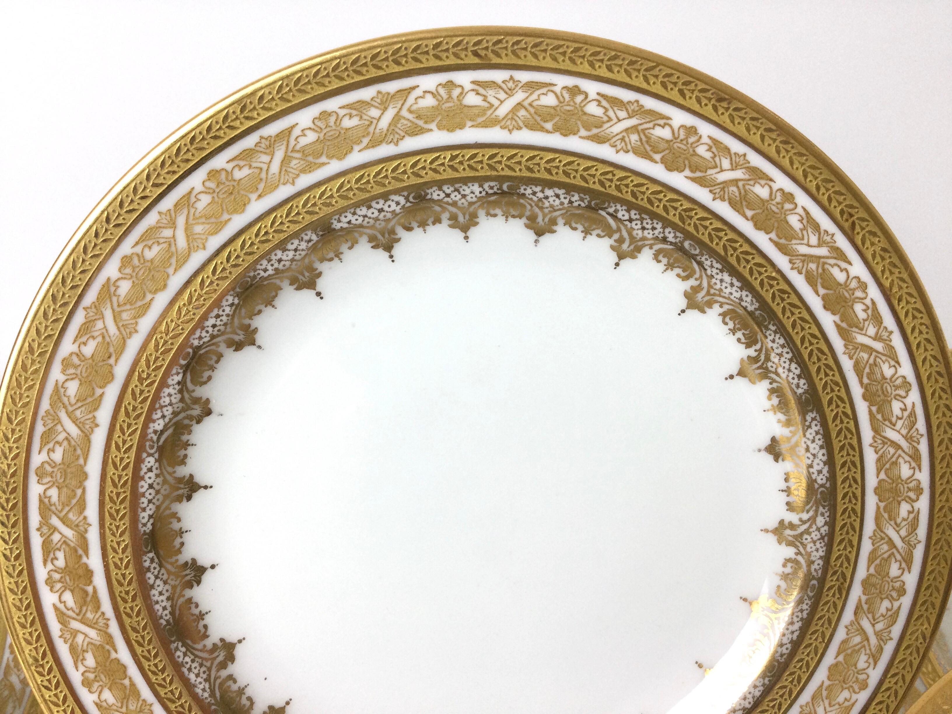 Set of 8 Limoges Gold Encrusted Bread and Butter Plates In Excellent Condition For Sale In Lambertville, NJ