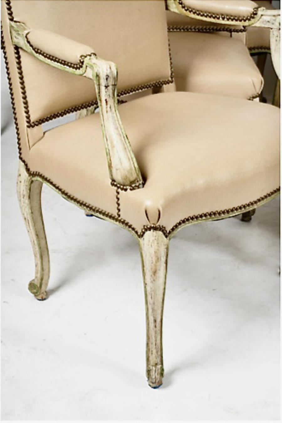 Si tratta di un elegante set di 8 sedie da pranzo provenienti da una proprietà di una celebrità di Hollywood.  Il set è composto da 2 poltrone e 6 sedie laterali. Le cornici intagliate a mano sono dipinte a mano con patina applicata. Il rivestimento