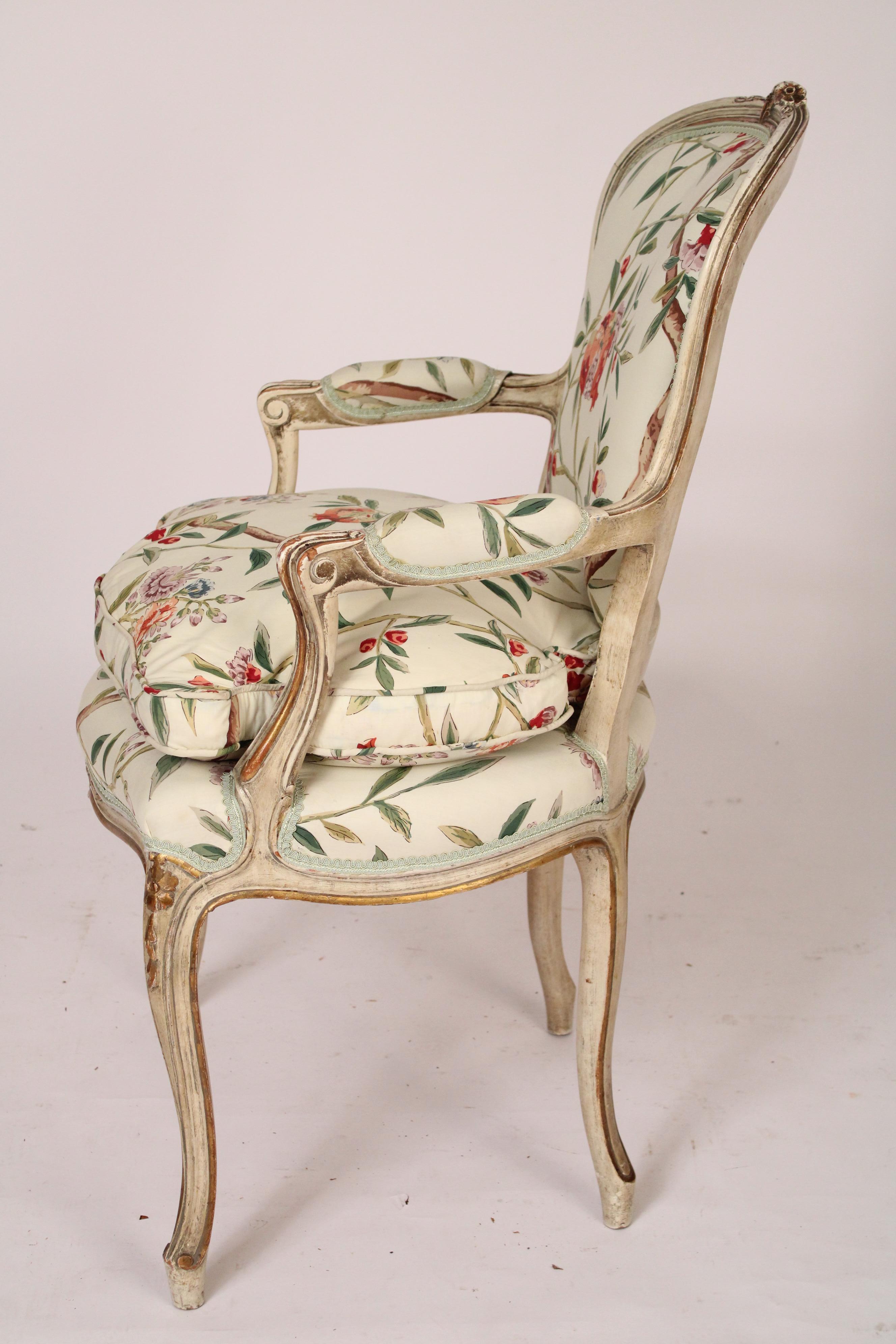 Set of 8 Louis XV Style Painted Dining Room Chairs In Good Condition For Sale In Laguna Beach, CA
