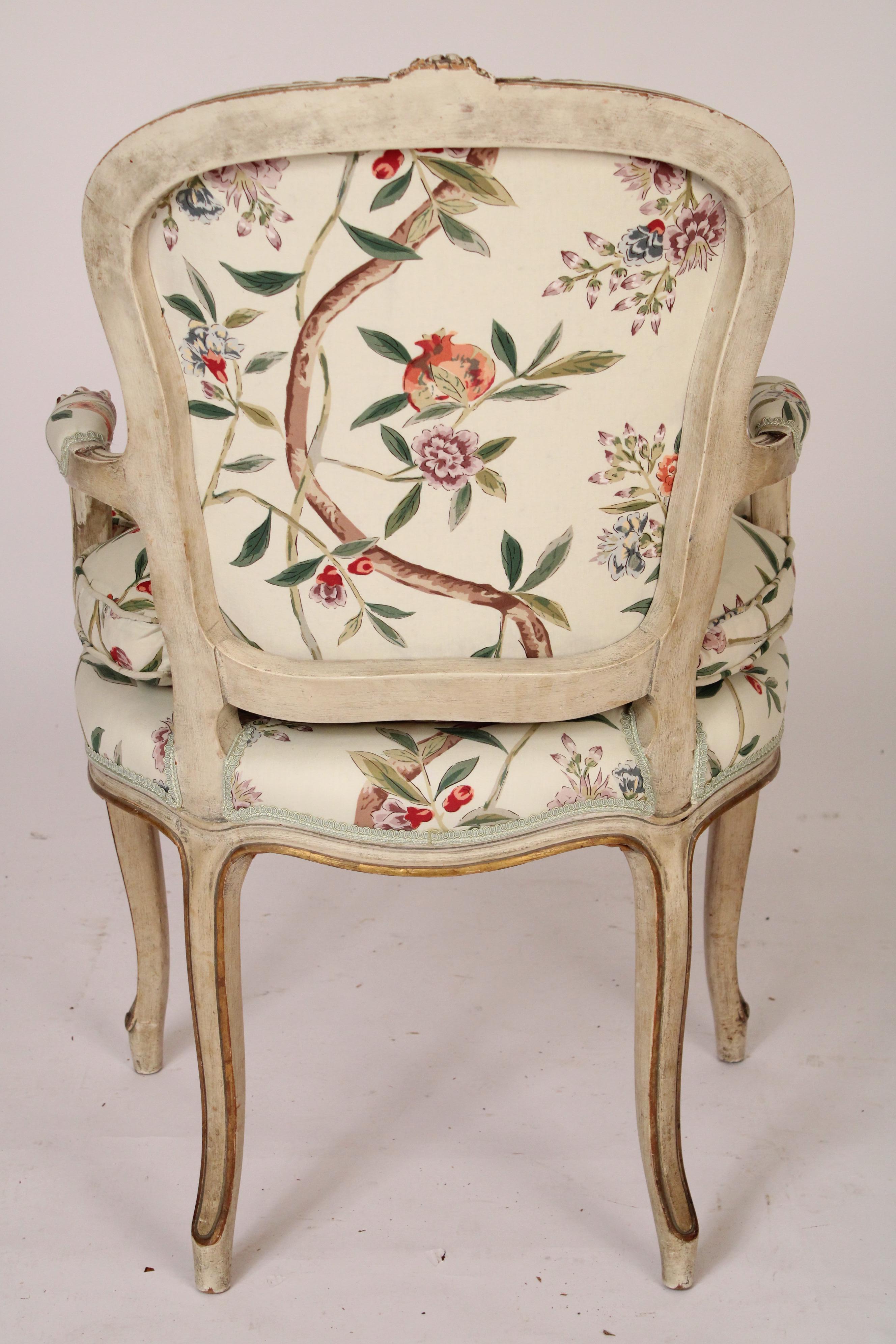 Milieu du XXe siècle Ensemble de 8 chaises de salle à manger peintes de style Louis XV en vente