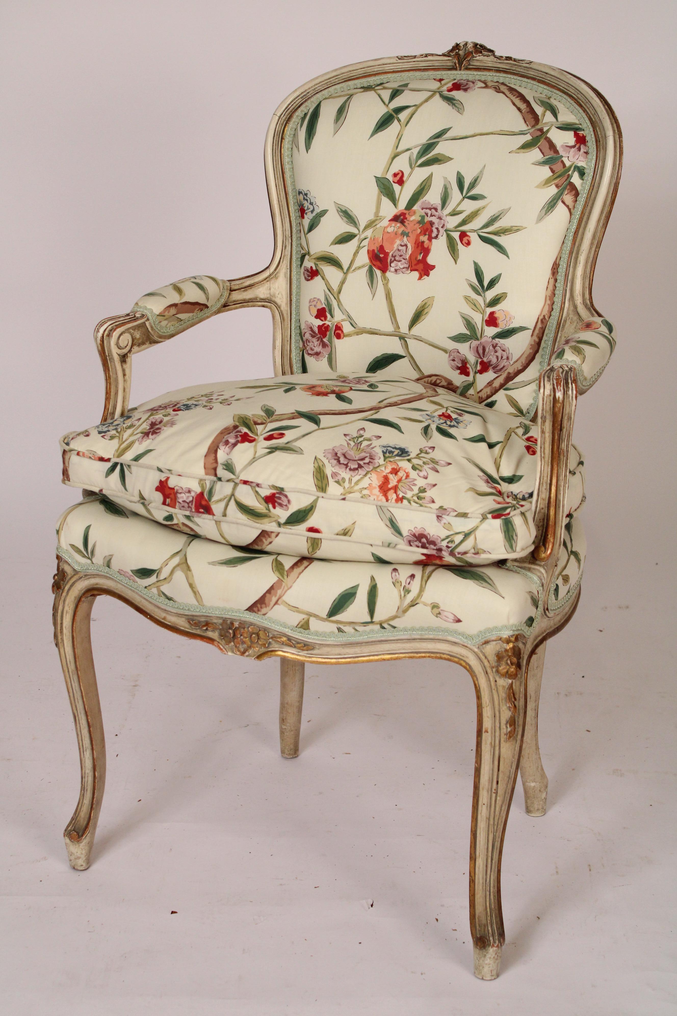 Tissu d'ameublement Ensemble de 8 chaises de salle à manger peintes de style Louis XV en vente