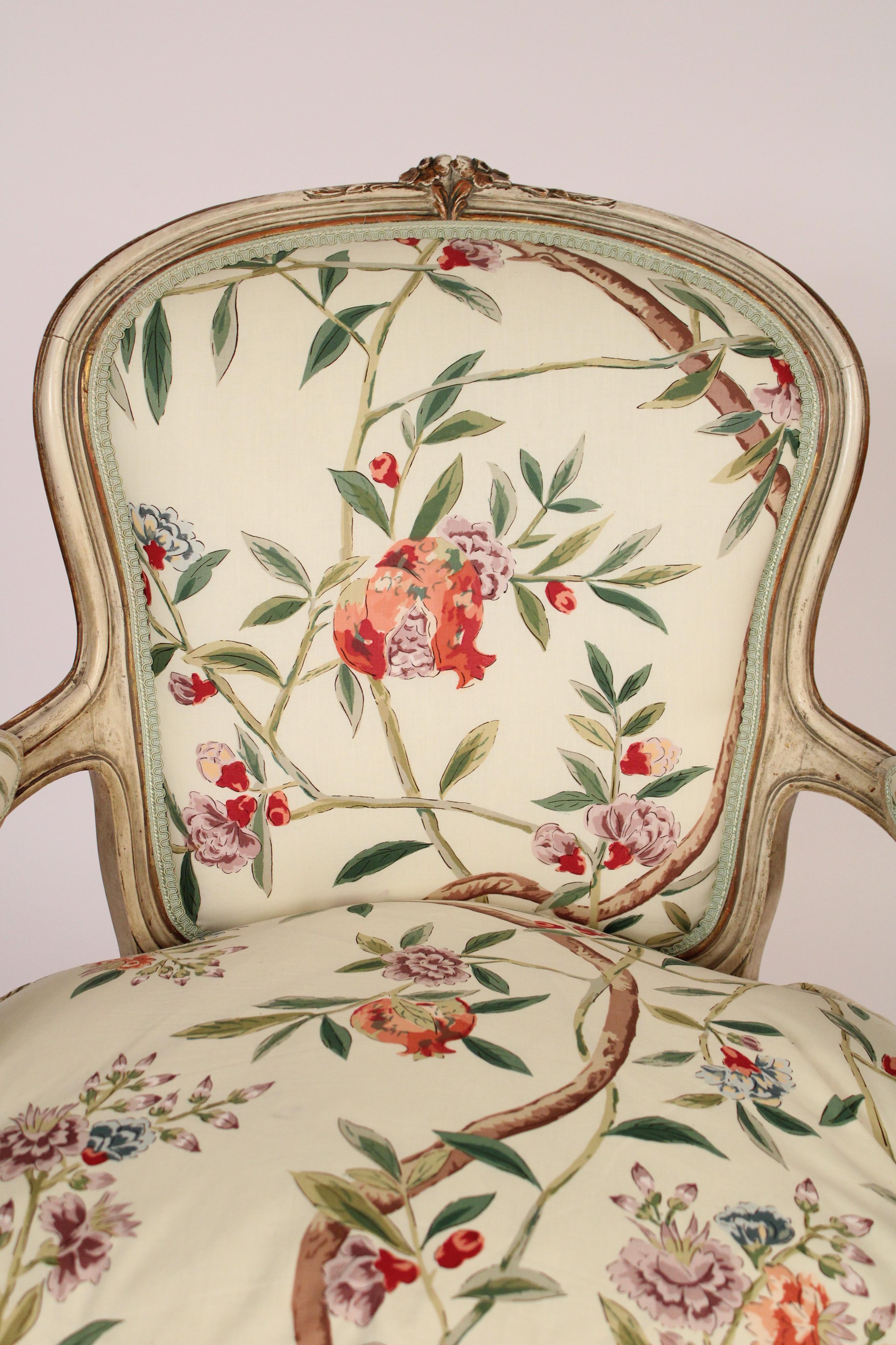 Ensemble de 8 chaises de salle à manger peintes de style Louis XV en vente 1