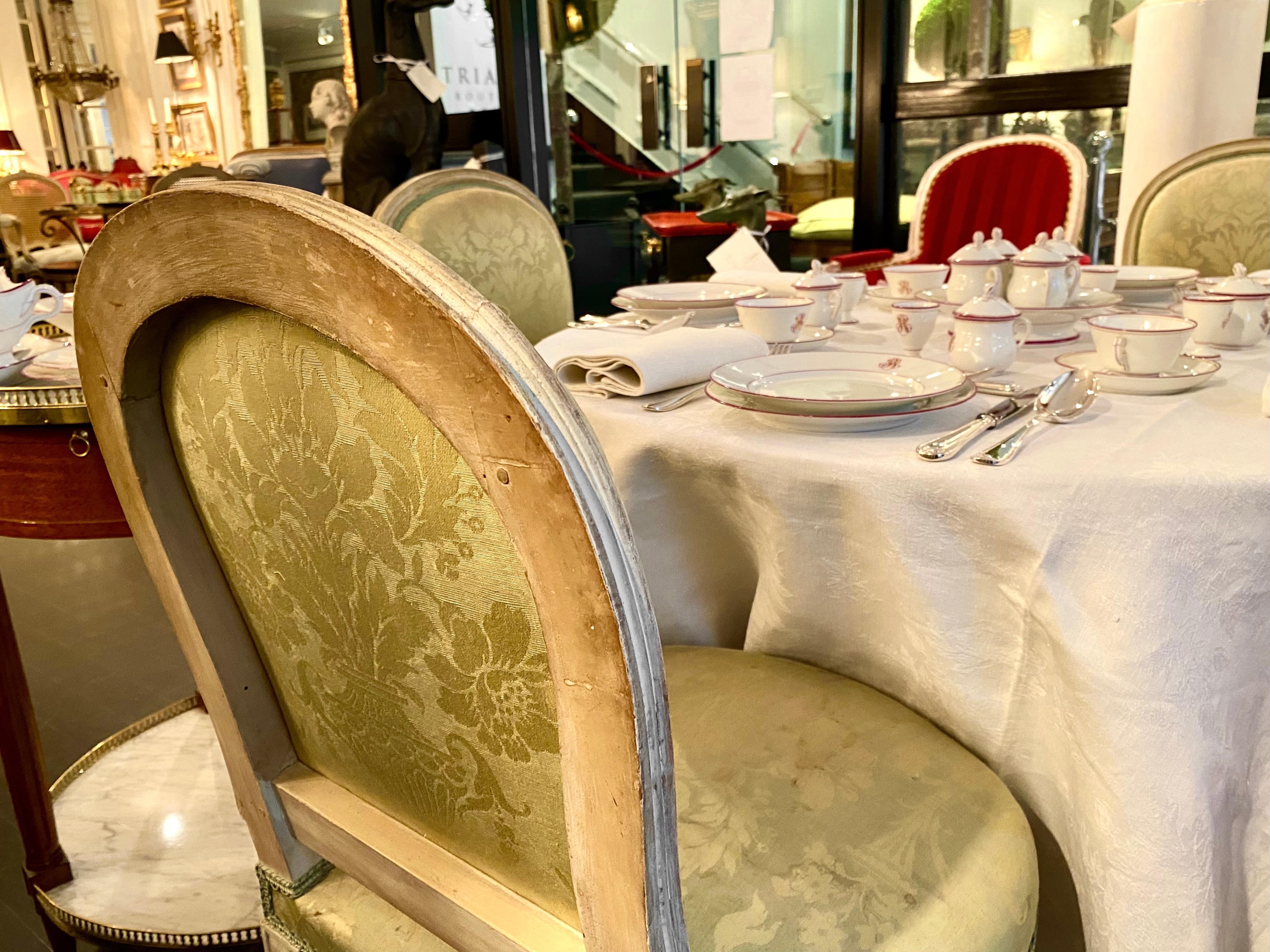 Ensemble de 8 chaises françaises de style Louis XVI en vente 9