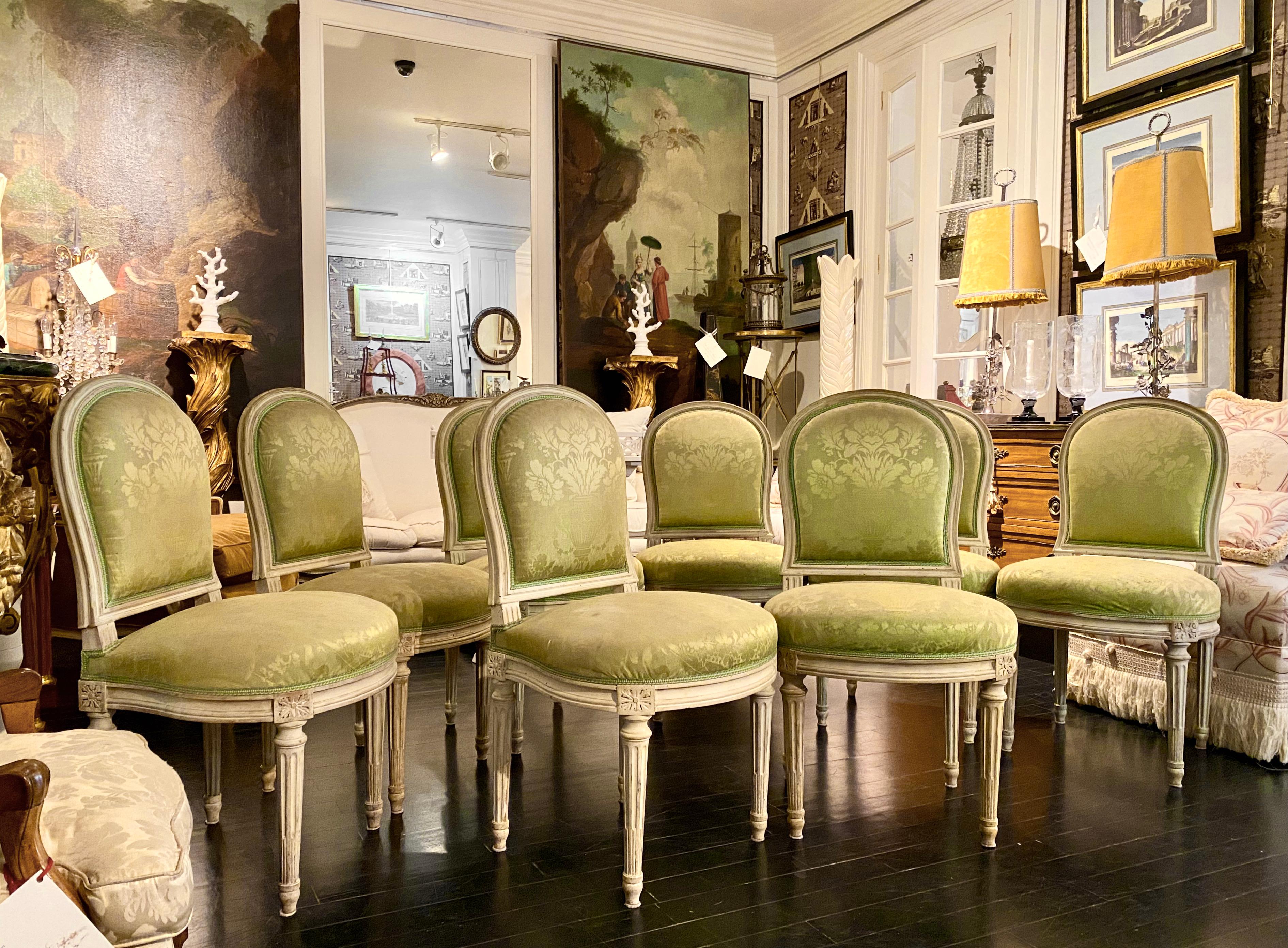 Satz von 8 französischen Stühlen im Stil Louis XVI.
Bemaltes und patiniertes Holz, gepolstert mit blassgrünem Damast, schönes Modell.