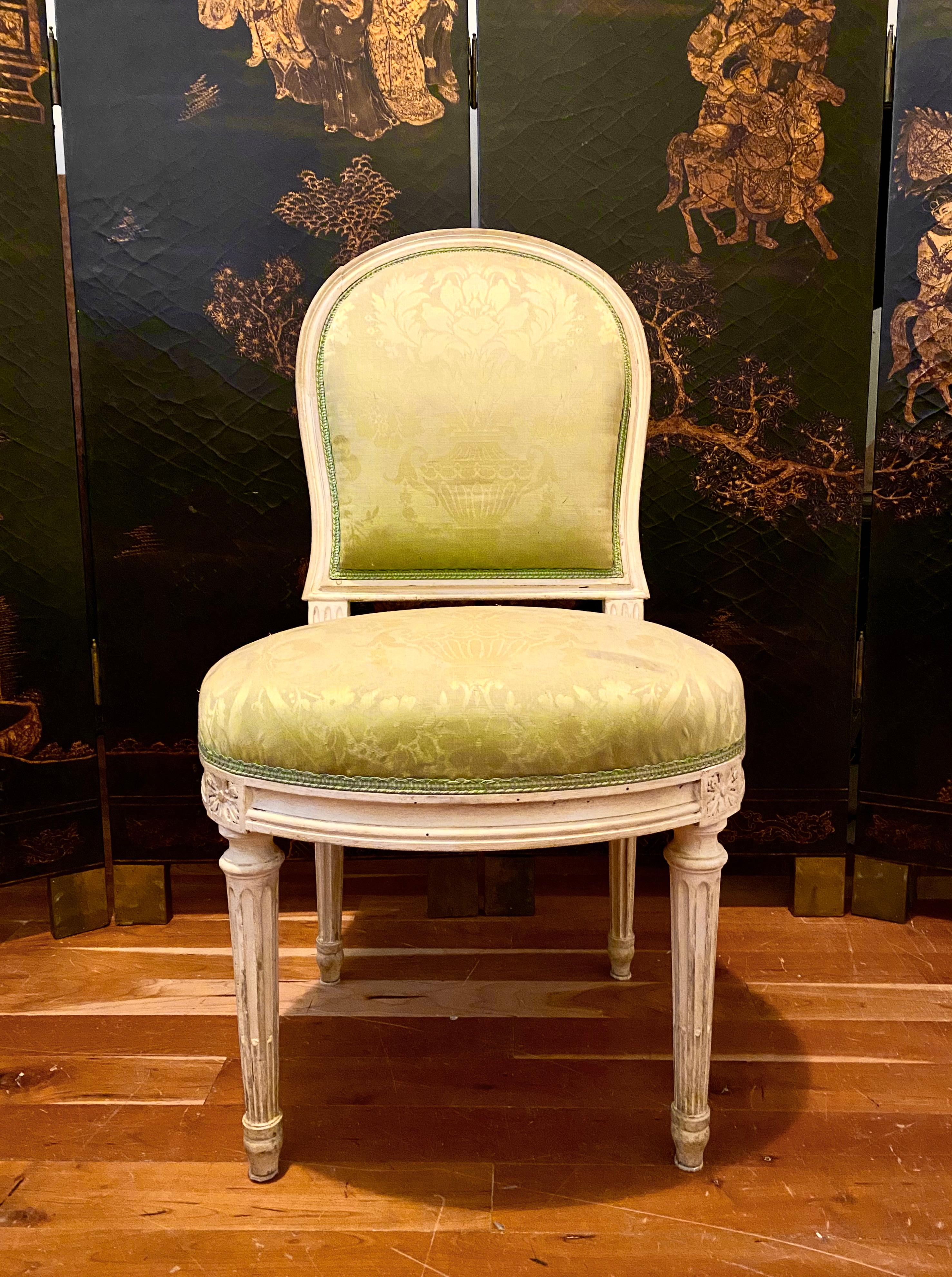 Satz von 8 französischen Stühlen im Louis-XVI-Stil (Gemalt) im Angebot