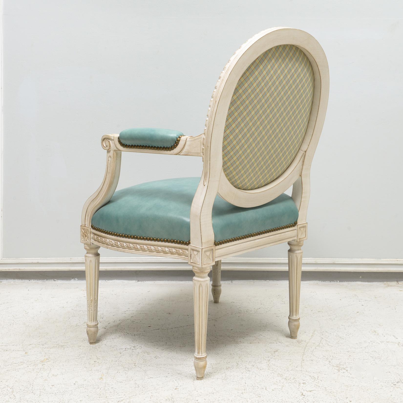 Satz von acht bemalten Esszimmerstühlen im Louis XVI-Stil im Angebot 2