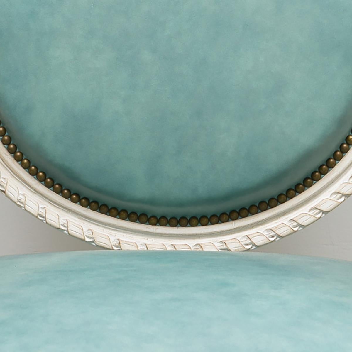 Satz von acht bemalten Esszimmerstühlen im Louis XVI-Stil (Louis XVI.) im Angebot