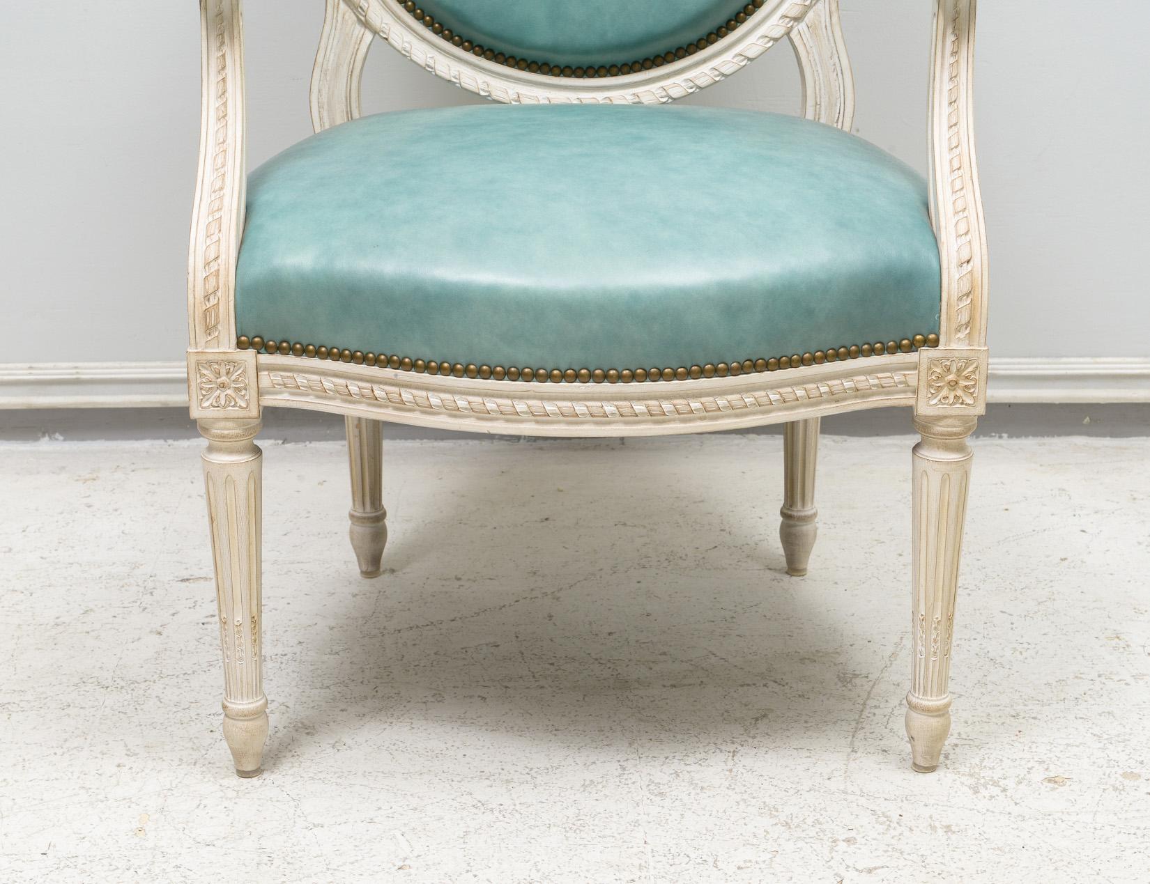Satz von acht bemalten Esszimmerstühlen im Louis XVI-Stil (Französisch) im Angebot